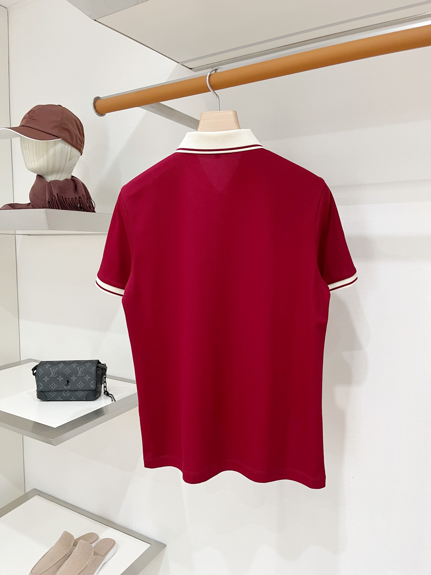 Loro piana、2026新品短袖T恤，帅气时尚，简约百搭款。胸前精致刺绣图案字母logo，面料棉 不仅挺括，保持潮