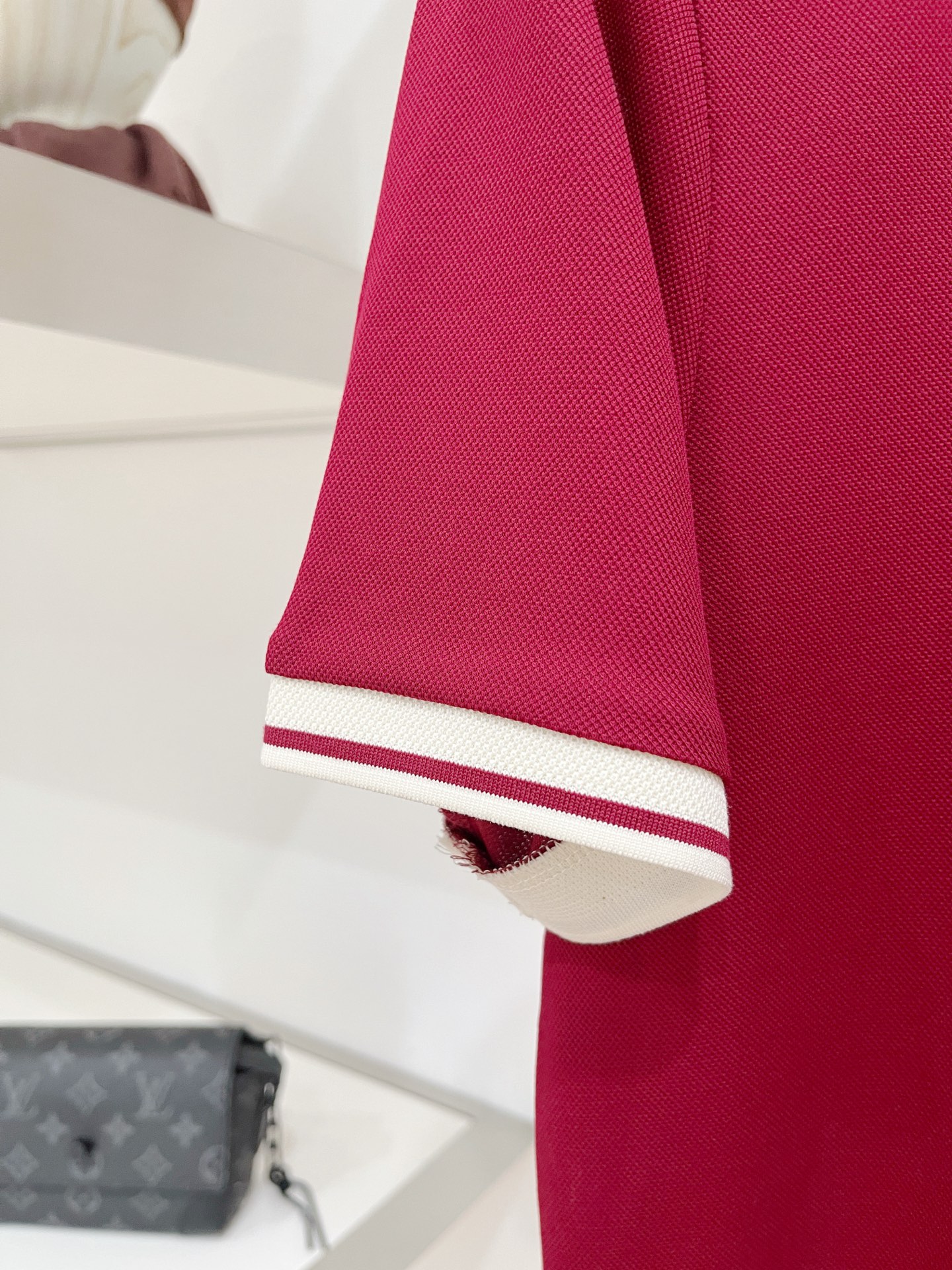 Loro piana、2026新品短袖T恤，帅气时尚，简约百搭款。胸前精致刺绣图案字母logo，面料棉 不仅挺括，保持潮