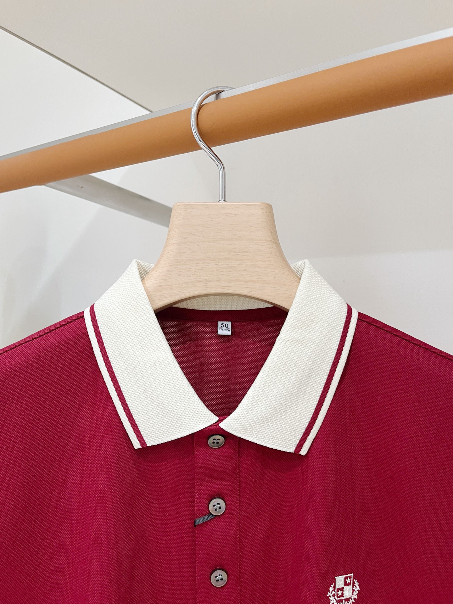 Loro piana、2026新品短袖T恤，帅气时尚，简约百搭款。胸前精致刺绣图案字母logo，面料棉 不仅挺括，保持潮