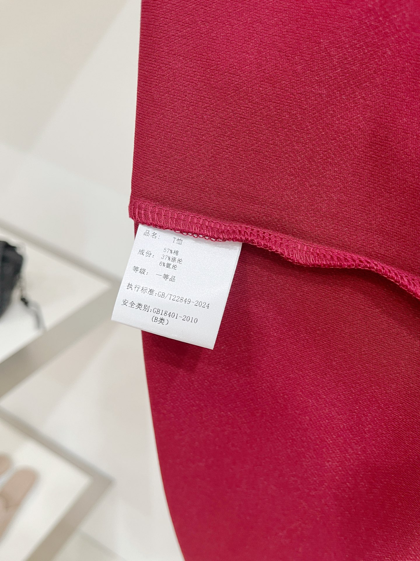 Loro piana、2026新品短袖T恤，帅气时尚，简约百搭款。胸前精致刺绣图案字母logo，面料棉 不仅挺括，保持潮