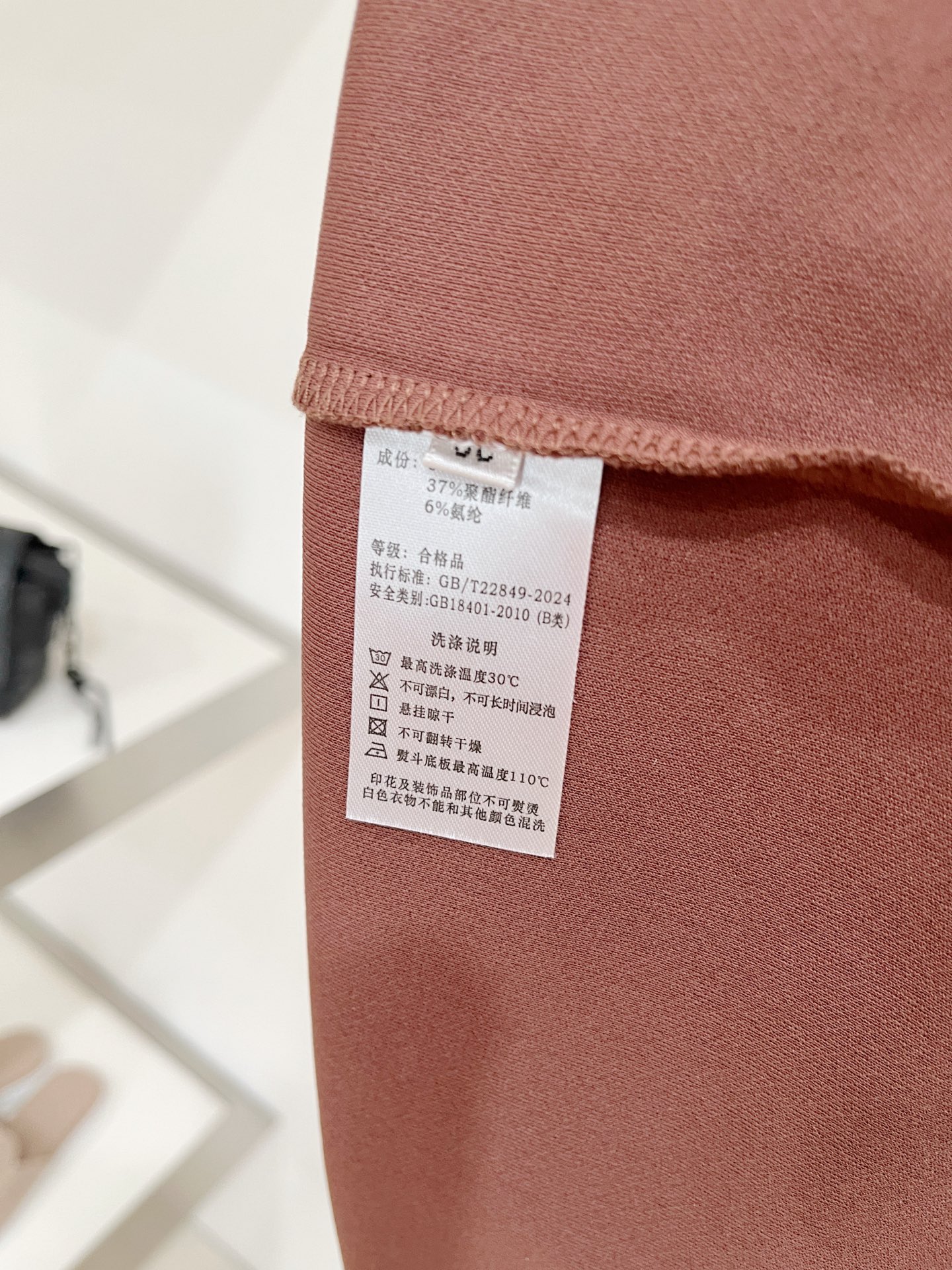 Loro piana、2026新品短袖T恤，帅气时尚，简约百搭款。胸前精致刺绣图案字母logo，面料棉 不仅挺括，保持潮