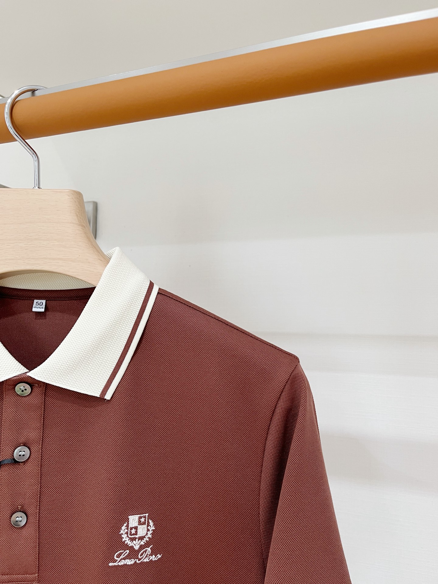 Loro piana、2026新品短袖T恤，帅气时尚，简约百搭款。胸前精致刺绣图案字母logo，面料棉 不仅挺括，保持潮