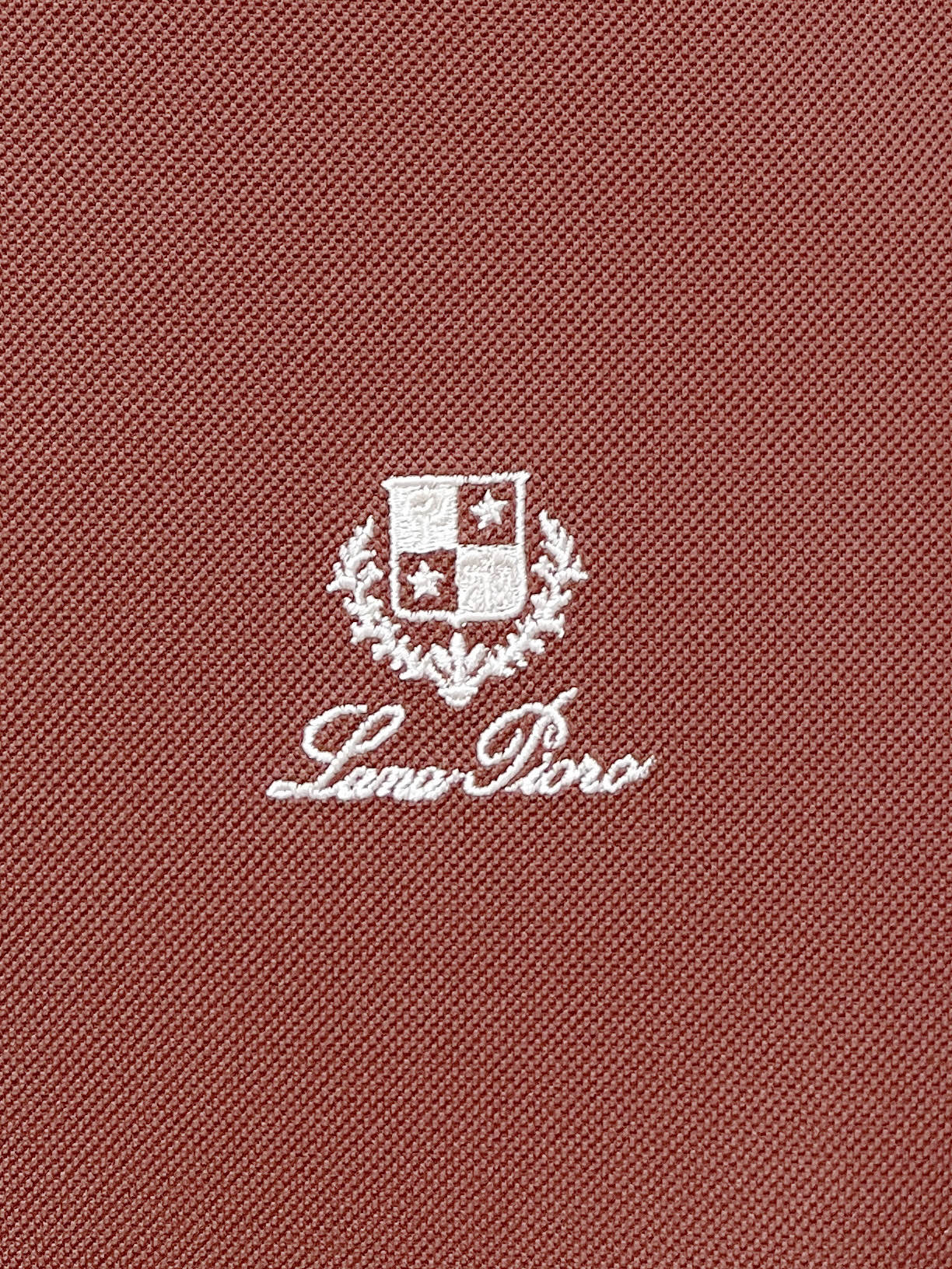 Loro piana、2026新品短袖T恤，帅气时尚，简约百搭款。胸前精致刺绣图案字母logo，面料棉 不仅挺括，保持潮