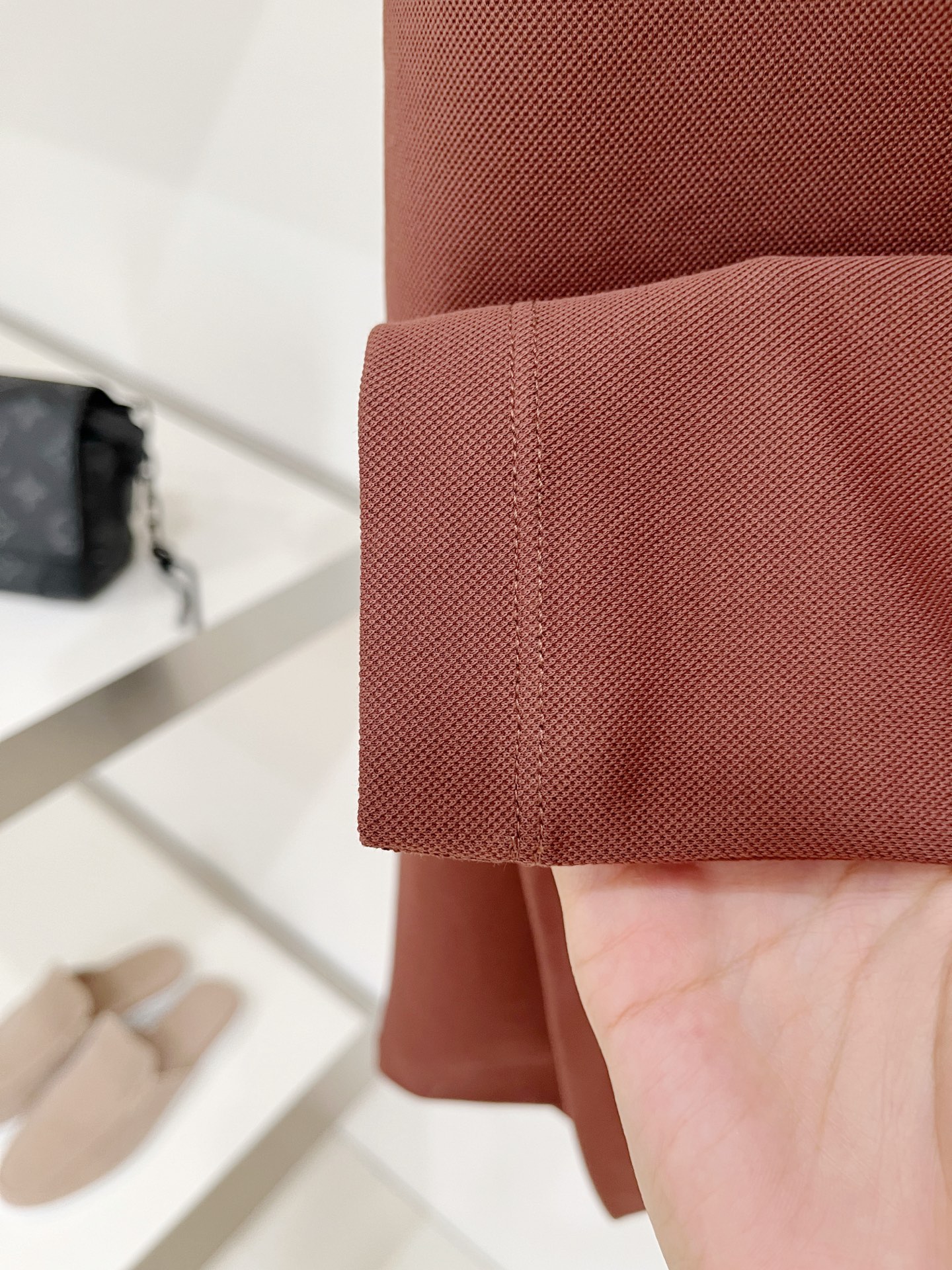 Loro piana、2026新品短袖T恤，帅气时尚，简约百搭款。胸前精致刺绣图案字母logo，面料棉 不仅挺括，保持潮