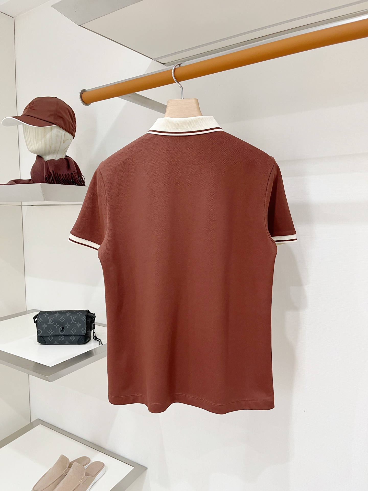 Loro piana、2026新品短袖T恤，帅气时尚，简约百搭款。胸前精致刺绣图案字母logo，面料棉 不仅挺括，保持潮