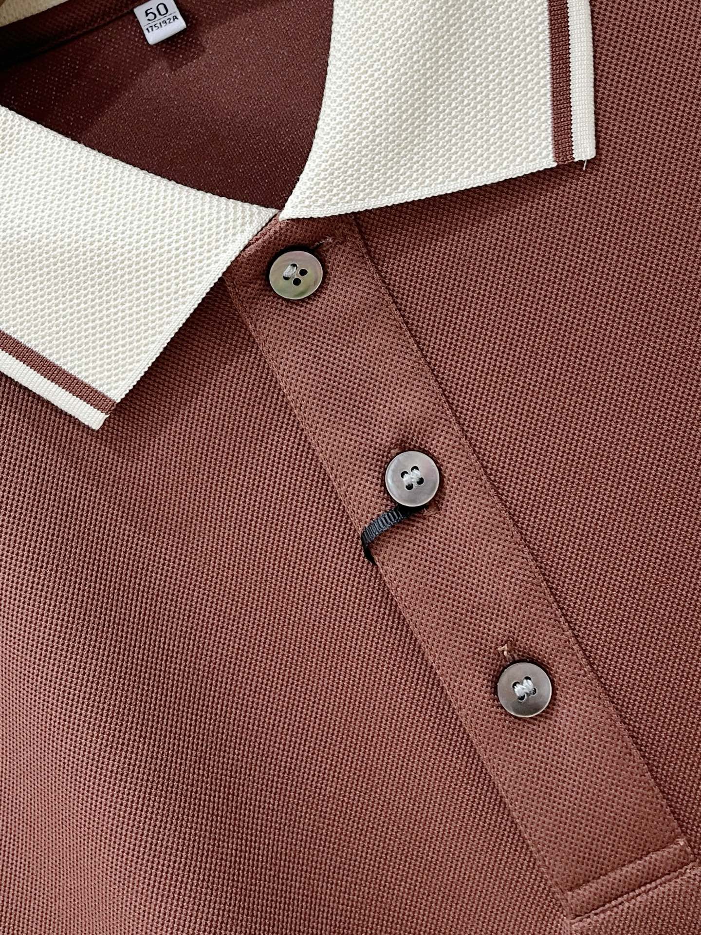 Loro piana、2026新品短袖T恤，帅气时尚，简约百搭款。胸前精致刺绣图案字母logo，面料棉 不仅挺括，保持潮
