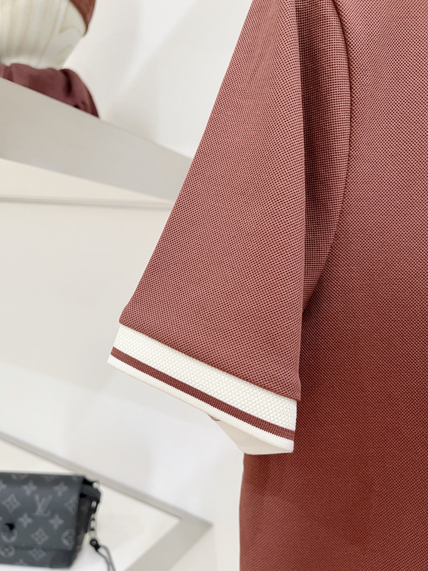 Loro piana、2026新品短袖T恤，帅气时尚，简约百搭款。胸前精致刺绣图案字母logo，面料棉 不仅挺括，保持潮