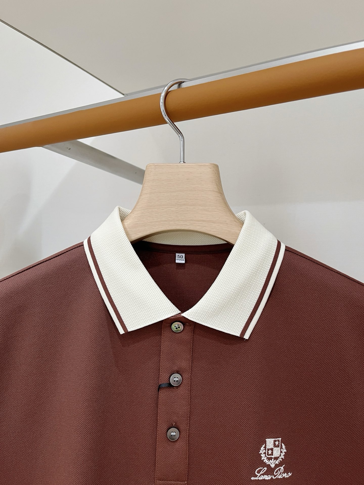 Loro piana、2026新品短袖T恤，帅气时尚，简约百搭款。胸前精致刺绣图案字母logo，面料棉 不仅挺括，保持潮