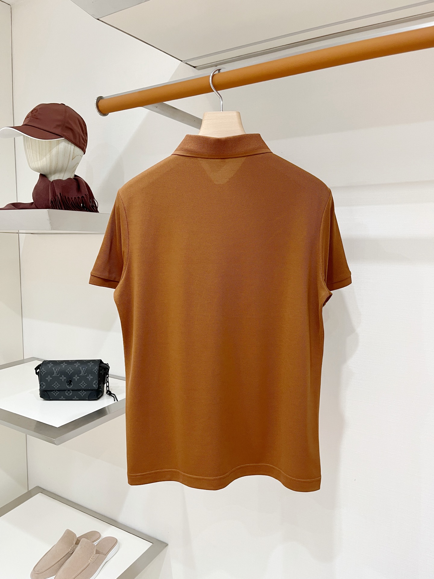 Loro piana、2026新品短袖T恤，帅气时尚，胸前精致刺绣字母logo，简约百搭款。面料棉 不仅挺括，保持潮流的