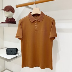 Loro piana、2026新品短袖T恤,帅气时尚,胸前精致刺绣字母logo,简约百搭款。面料棉 不仅挺括,保持潮流的 Loro piana、2026新品短袖T恤,帅气时尚,胸前精致刺绣字母logo,简约百搭款。面料棉 不仅挺括,保持潮流的