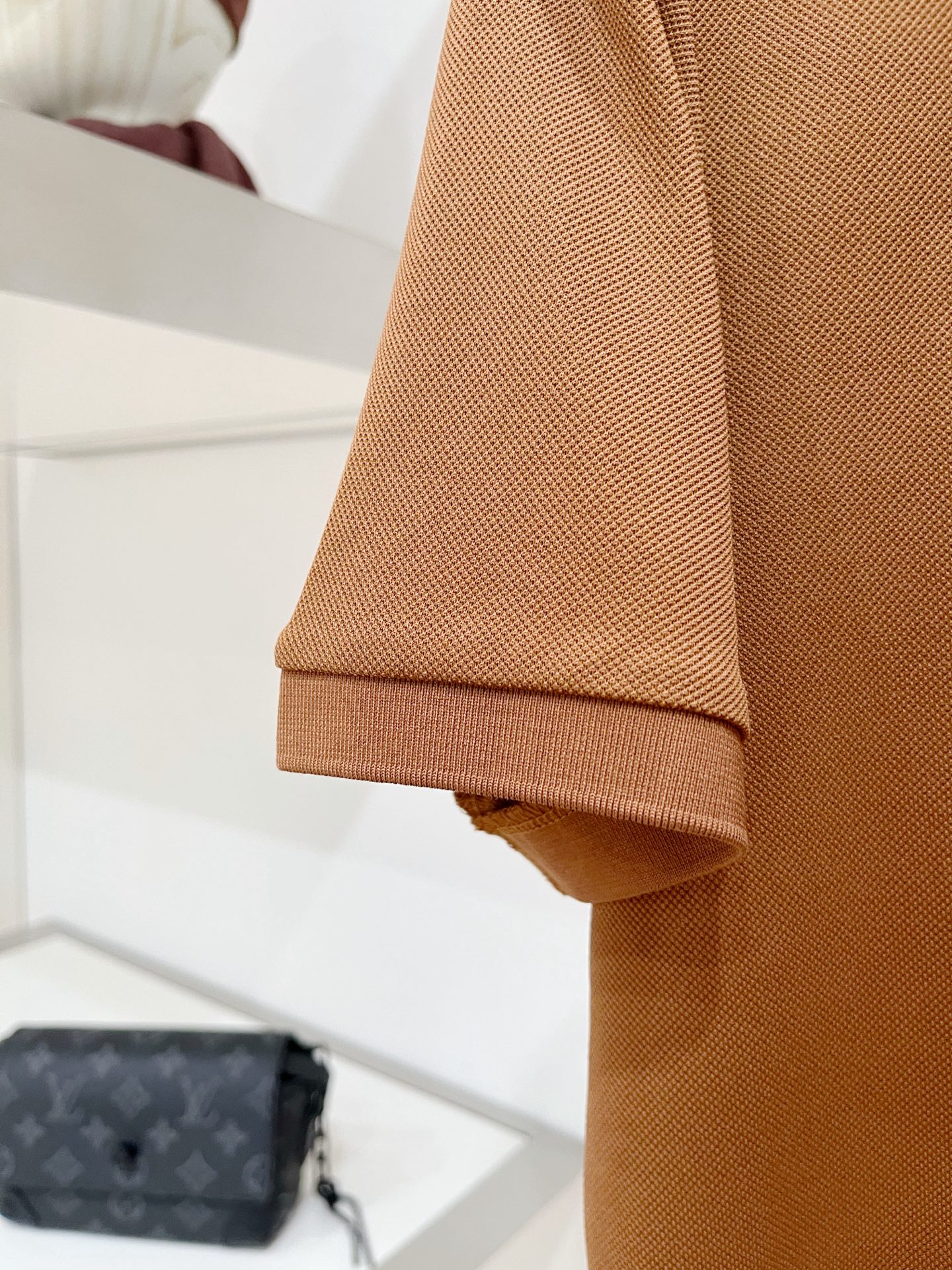 Loro piana、2026新品短袖T恤，帅气时尚，胸前精致刺绣字母logo，简约百搭款。面料棉 不仅挺括，保持潮流的