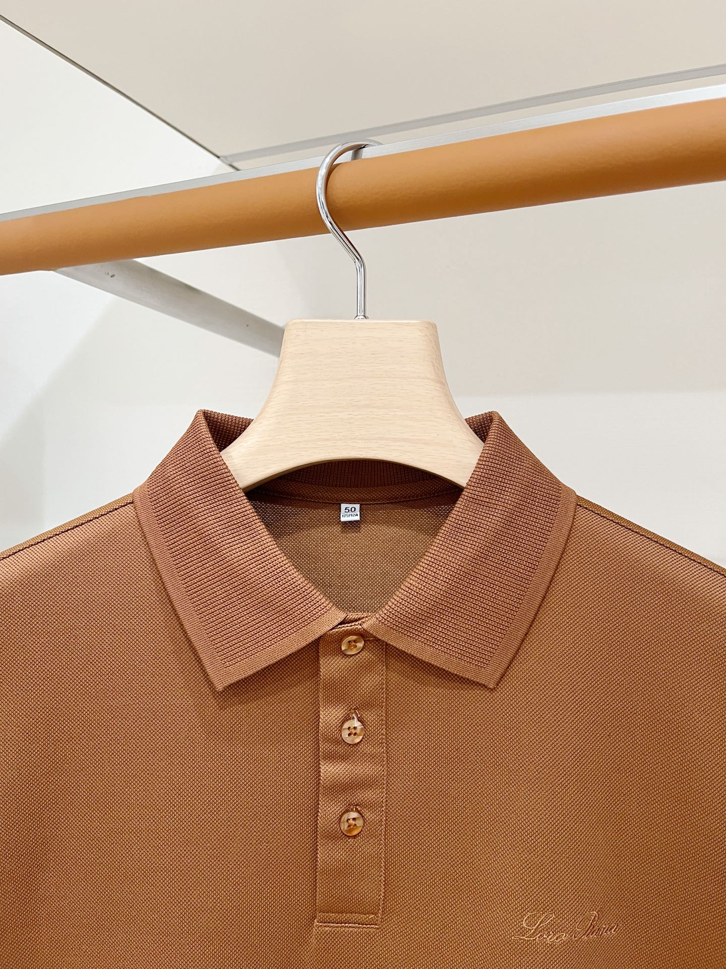 Loro piana、2026新品短袖T恤，帅气时尚，胸前精致刺绣字母logo，简约百搭款。面料棉 不仅挺括，保持潮流的