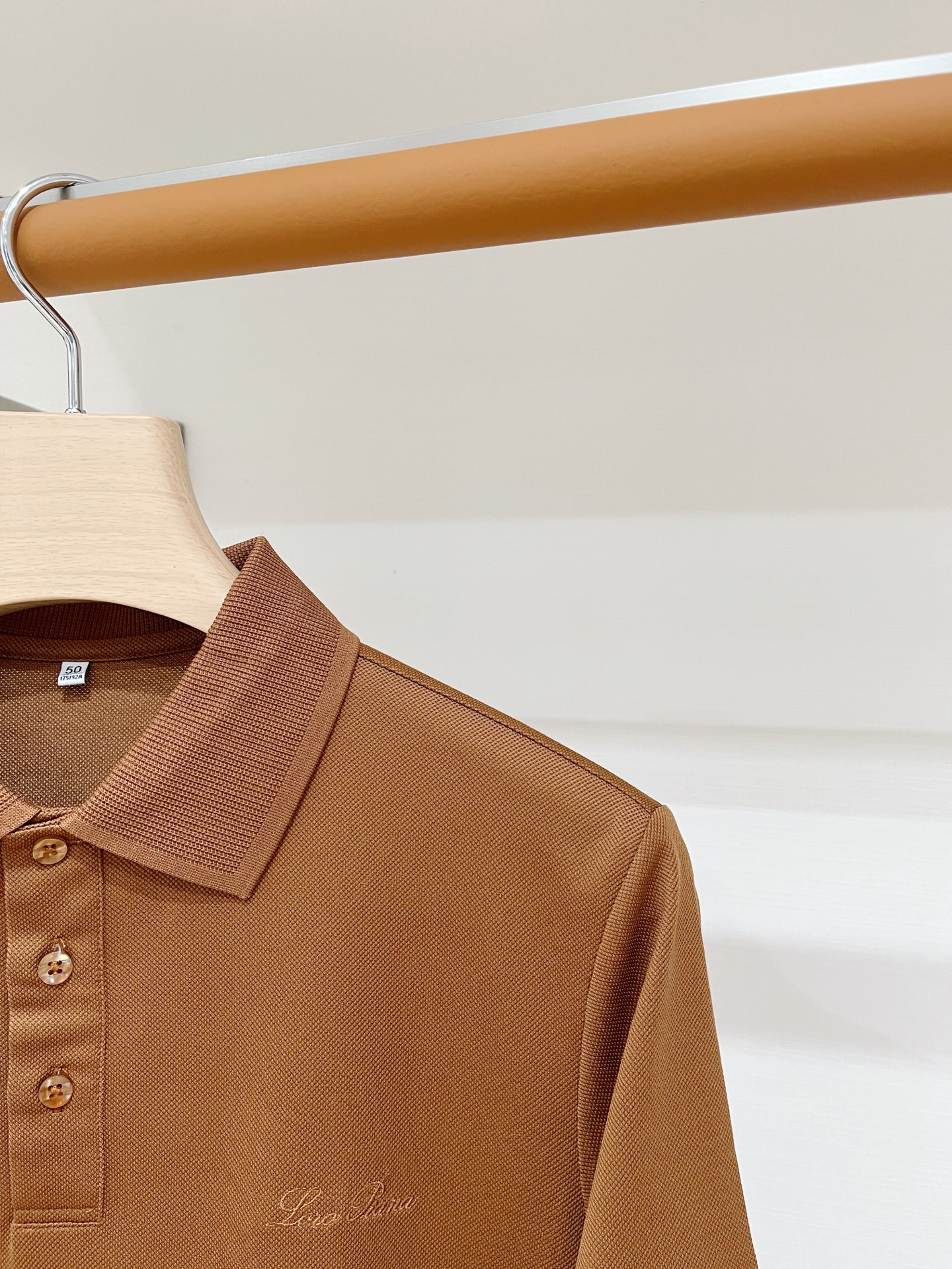 Loro piana、2026新品短袖T恤，帅气时尚，胸前精致刺绣字母logo，简约百搭款。面料棉 不仅挺括，保持潮流的