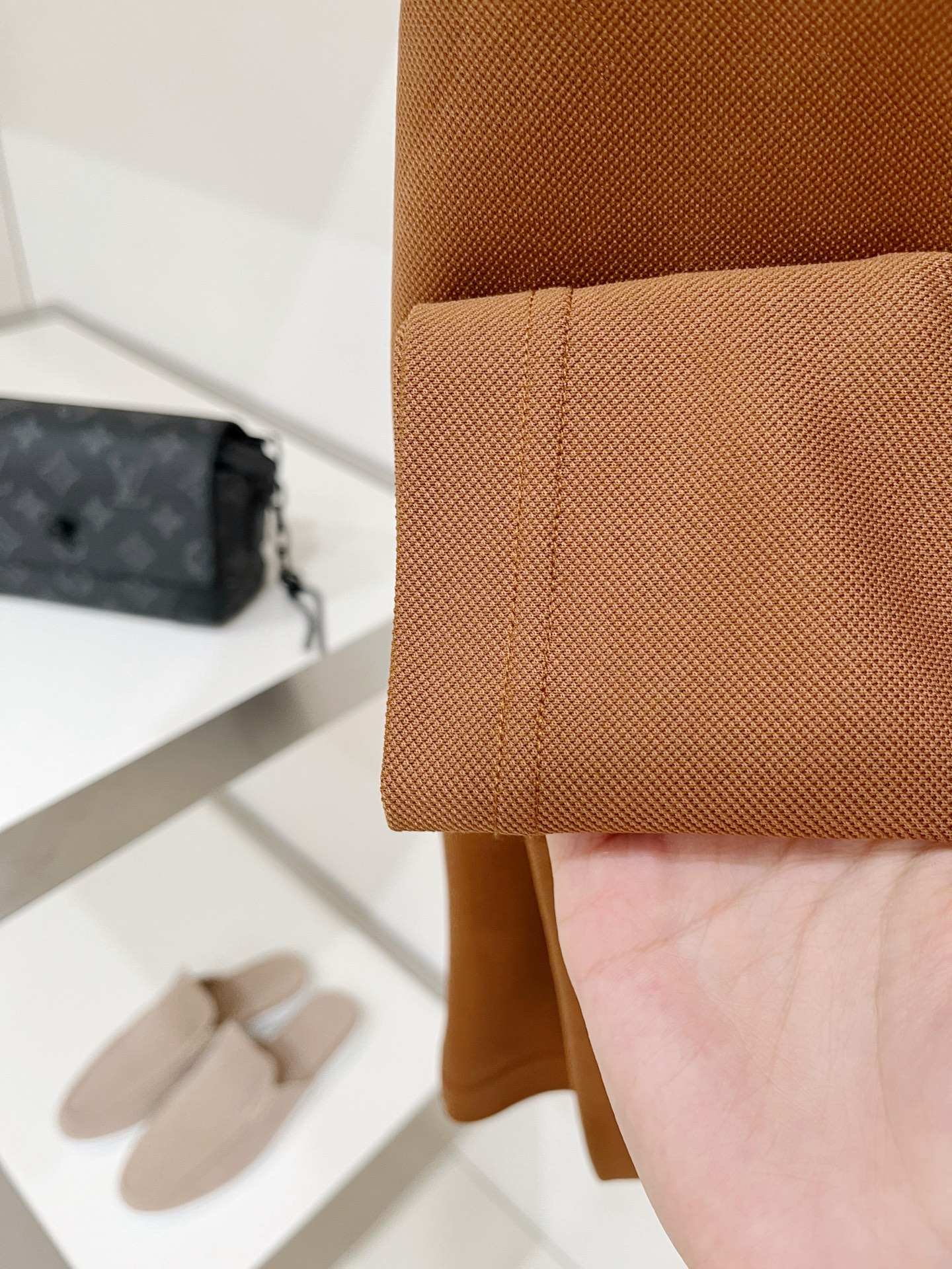 Loro piana、2026新品短袖T恤，帅气时尚，胸前精致刺绣字母logo，简约百搭款。面料棉 不仅挺括，保持潮流的