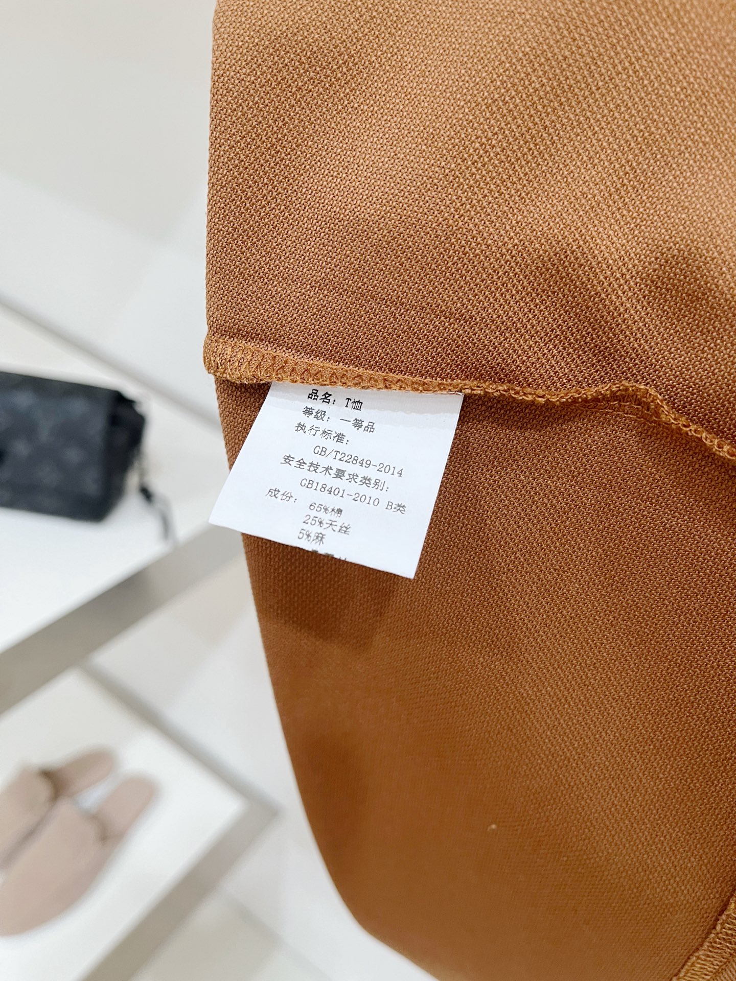 Loro piana、2026新品短袖T恤，帅气时尚，胸前精致刺绣字母logo，简约百搭款。面料棉 不仅挺括，保持潮流的