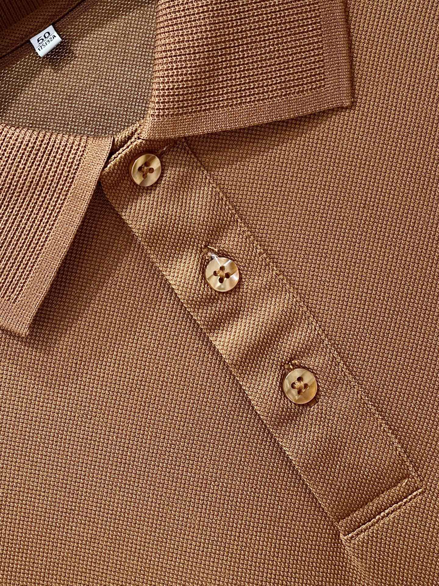 Loro piana、2026新品短袖T恤，帅气时尚，胸前精致刺绣字母logo，简约百搭款。面料棉 不仅挺括，保持潮流的
