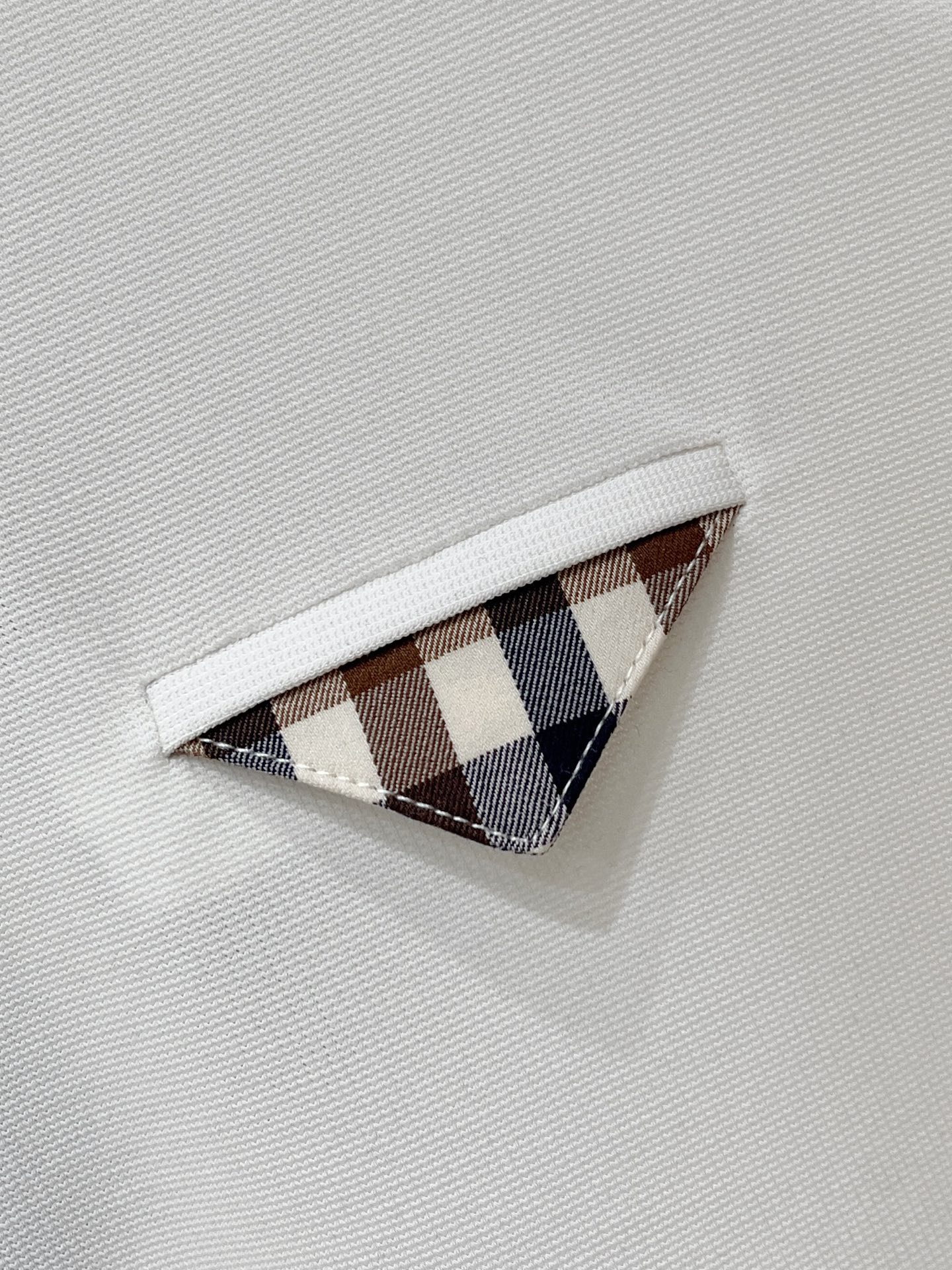 普拉达、2026新品短袖T恤，帅气时尚，简约百搭款。胸前织带图案logo，面料棉 不仅挺括，保持潮流的廓形，又穿着舒适，