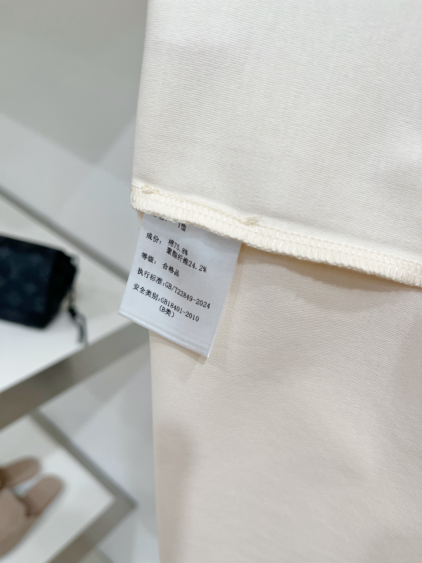 杰尼亚、2026新品短袖T恤，帅气时尚，胸前设计凹凸刺绣字母logo，简约百搭款。面料棉 不仅挺括，保持潮流的廓形，又穿