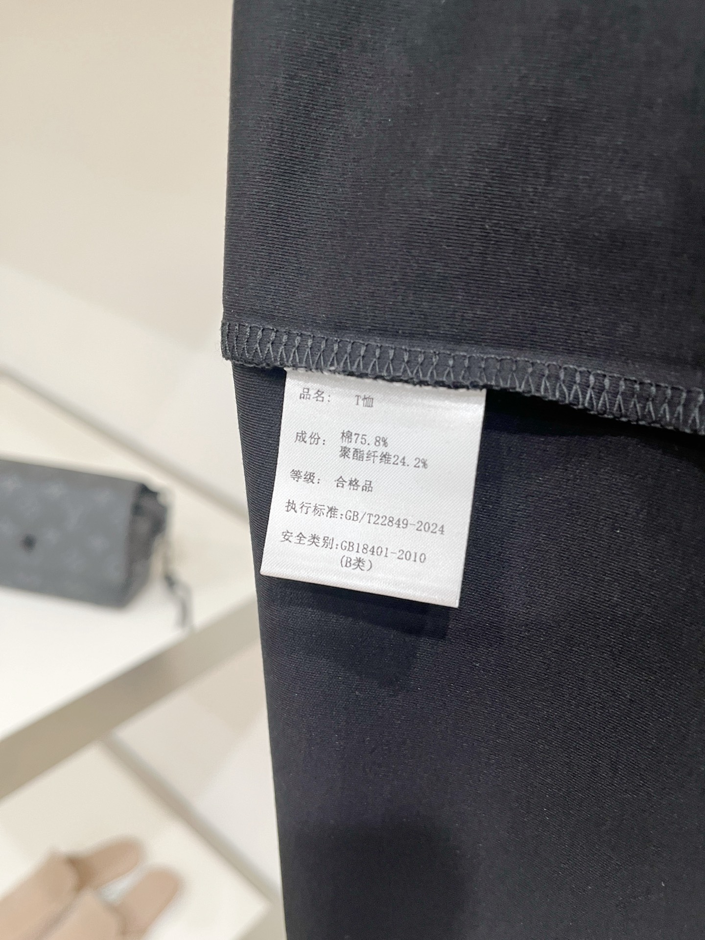 杰尼亚、2026新品短袖T恤，帅气时尚，胸前设计凹凸刺绣字母logo，简约百搭款。面料棉 不仅挺括，保持潮流的廓形，又穿