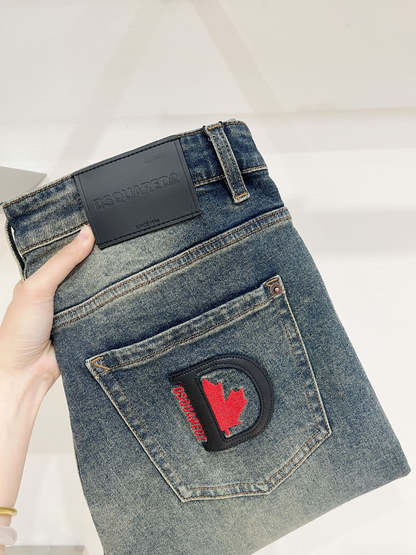 DSQUARED2、2026最新品，专柜同步有售，原单狠货，水洗休闲牛仔裤，进口原版水洗弹力面料，舒适有弹性，原版五金辅