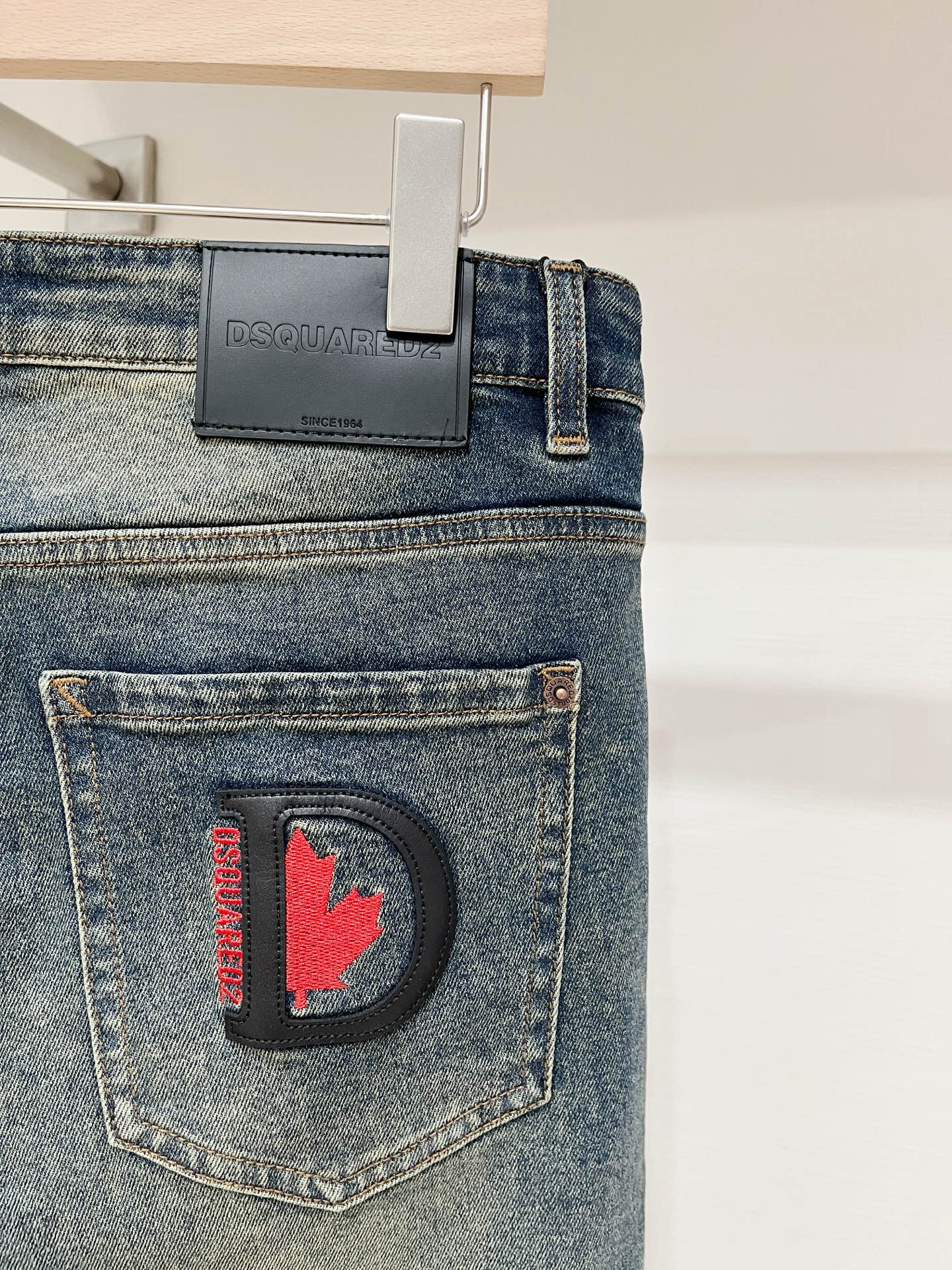 DSQUARED2、2026最新品，专柜同步有售，原单狠货，水洗休闲牛仔裤，进口原版水洗弹力面料，舒适有弹性，原版五金辅