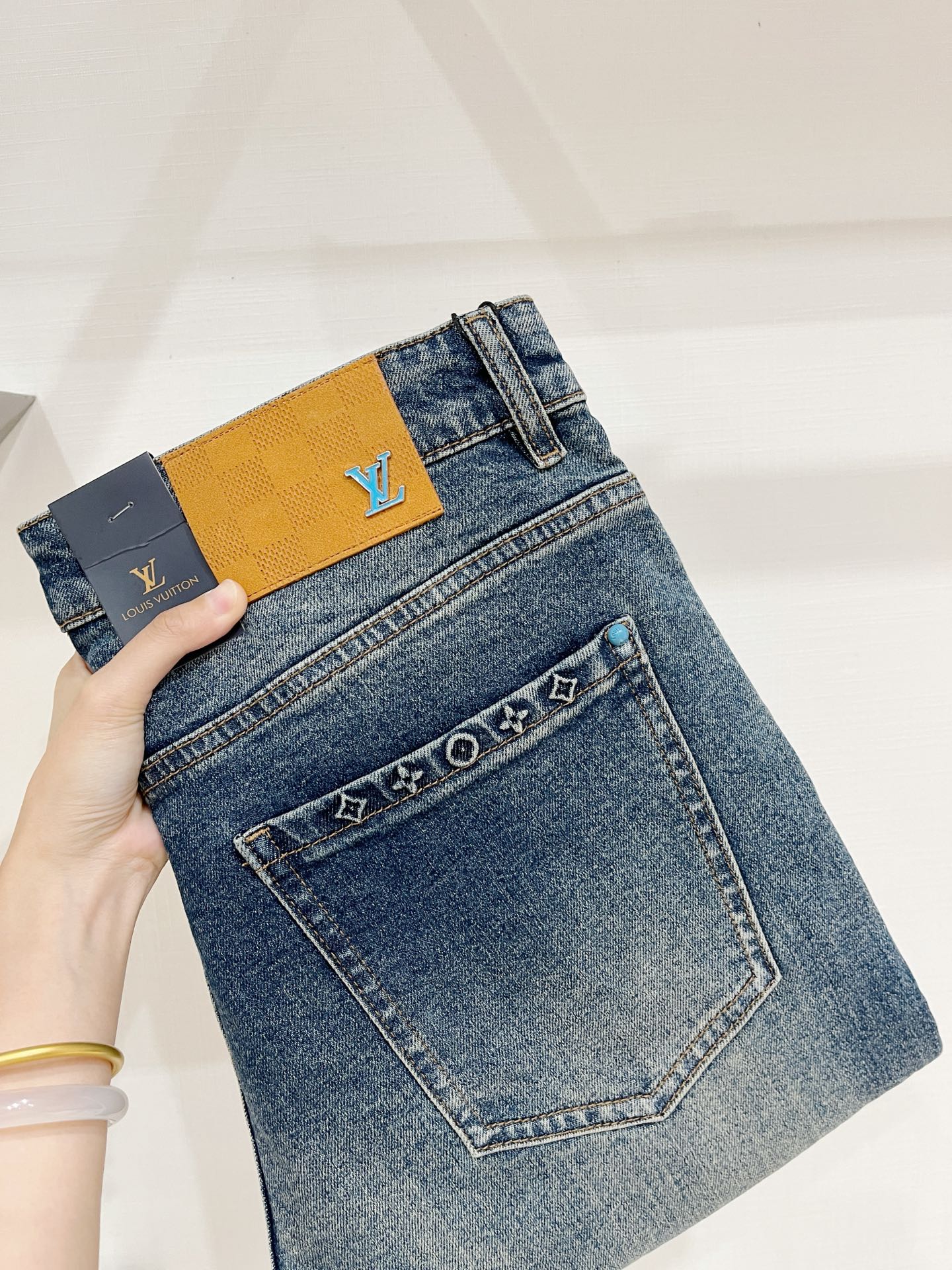 LV、2026最新品，专柜同步有售，原单狠货，水洗休闲牛仔裤，进口原版水洗弹力面料，舒适有弹性，原版五金辅料装饰logo