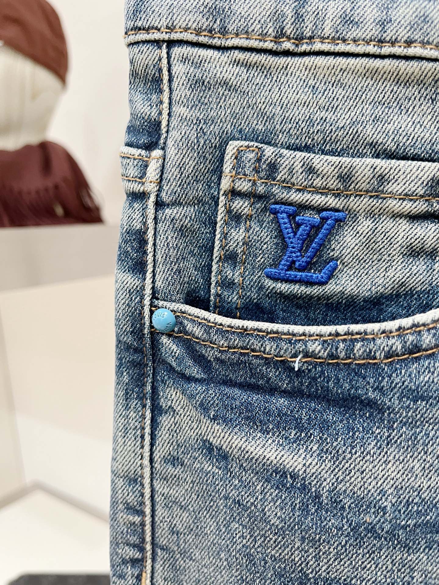 LV、2026最新品，专柜同步有售，原单狠货，水洗休闲牛仔裤，进口原版水洗弹力面料，舒适有弹性，原版五金辅料装饰logo