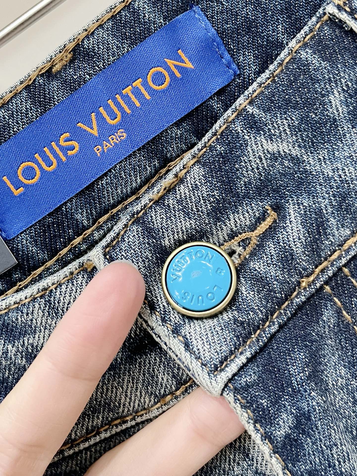 LV、2026最新品，专柜同步有售，原单狠货，水洗休闲牛仔裤，进口原版水洗弹力面料，舒适有弹性，原版五金辅料装饰logo