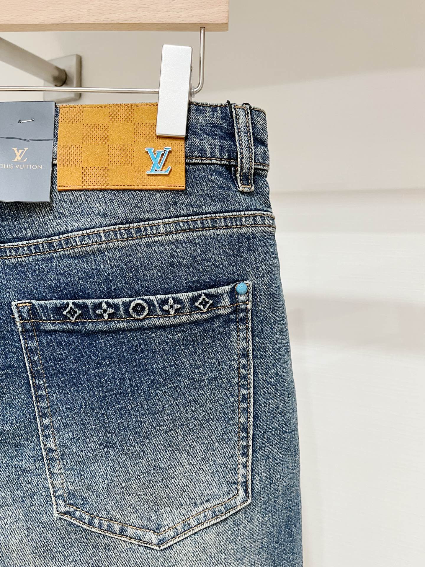 LV、2026最新品，专柜同步有售，原单狠货，水洗休闲牛仔裤，进口原版水洗弹力面料，舒适有弹性，原版五金辅料装饰logo