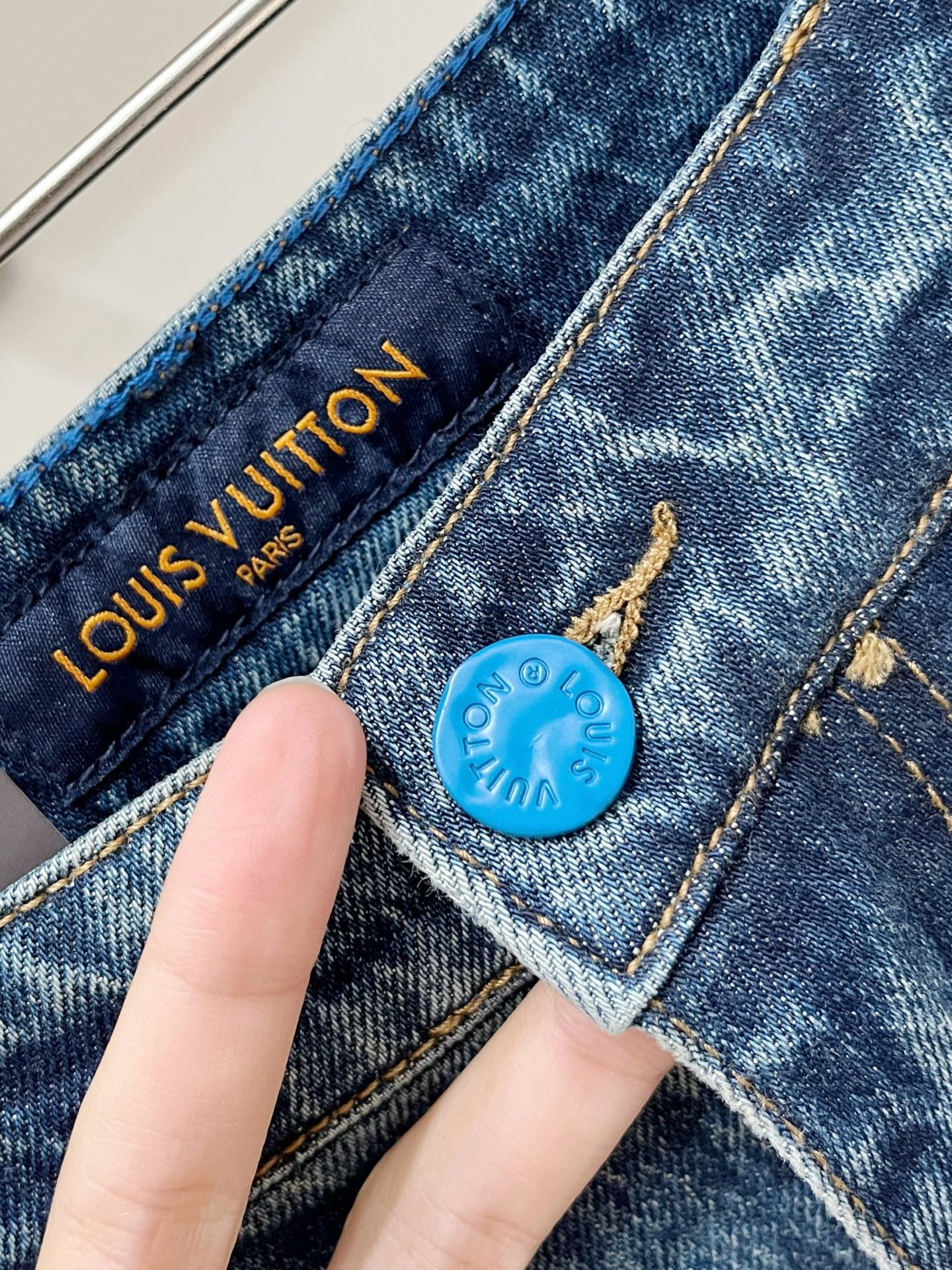 LV、2026最新品，专柜同步有售，原单狠货，水洗休闲牛仔裤，进口原版水洗弹力面料，舒适有弹性，原版五金辅料装饰logo