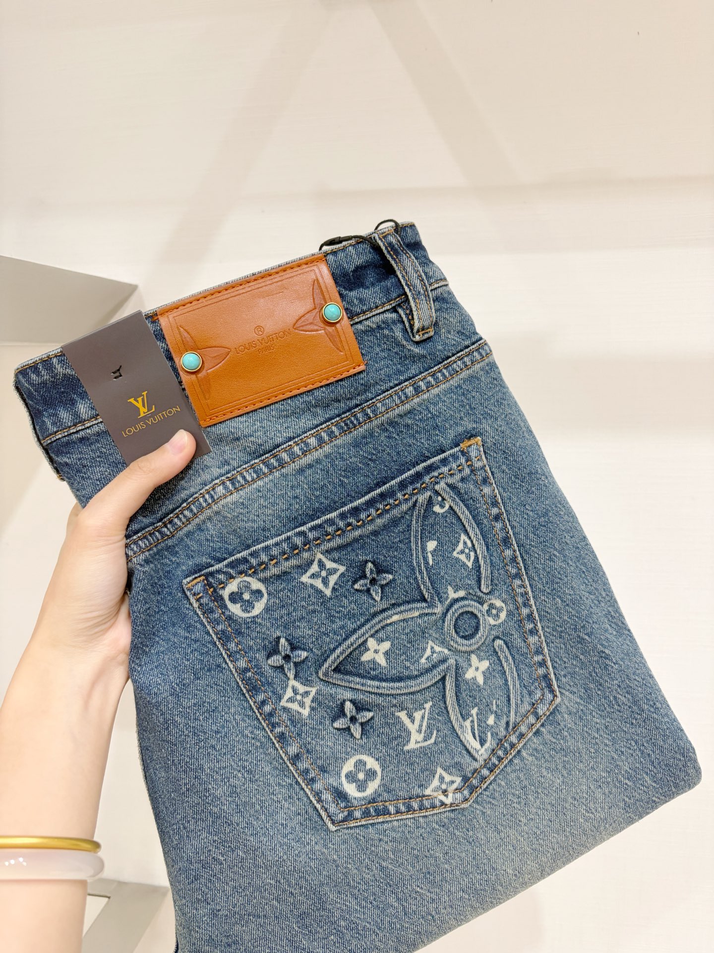 LV、2026最新品，专柜同步有售，原单狠货，水洗休闲牛仔裤，进口原版水洗弹力面料，舒适有弹性，原版五金辅料装饰logo