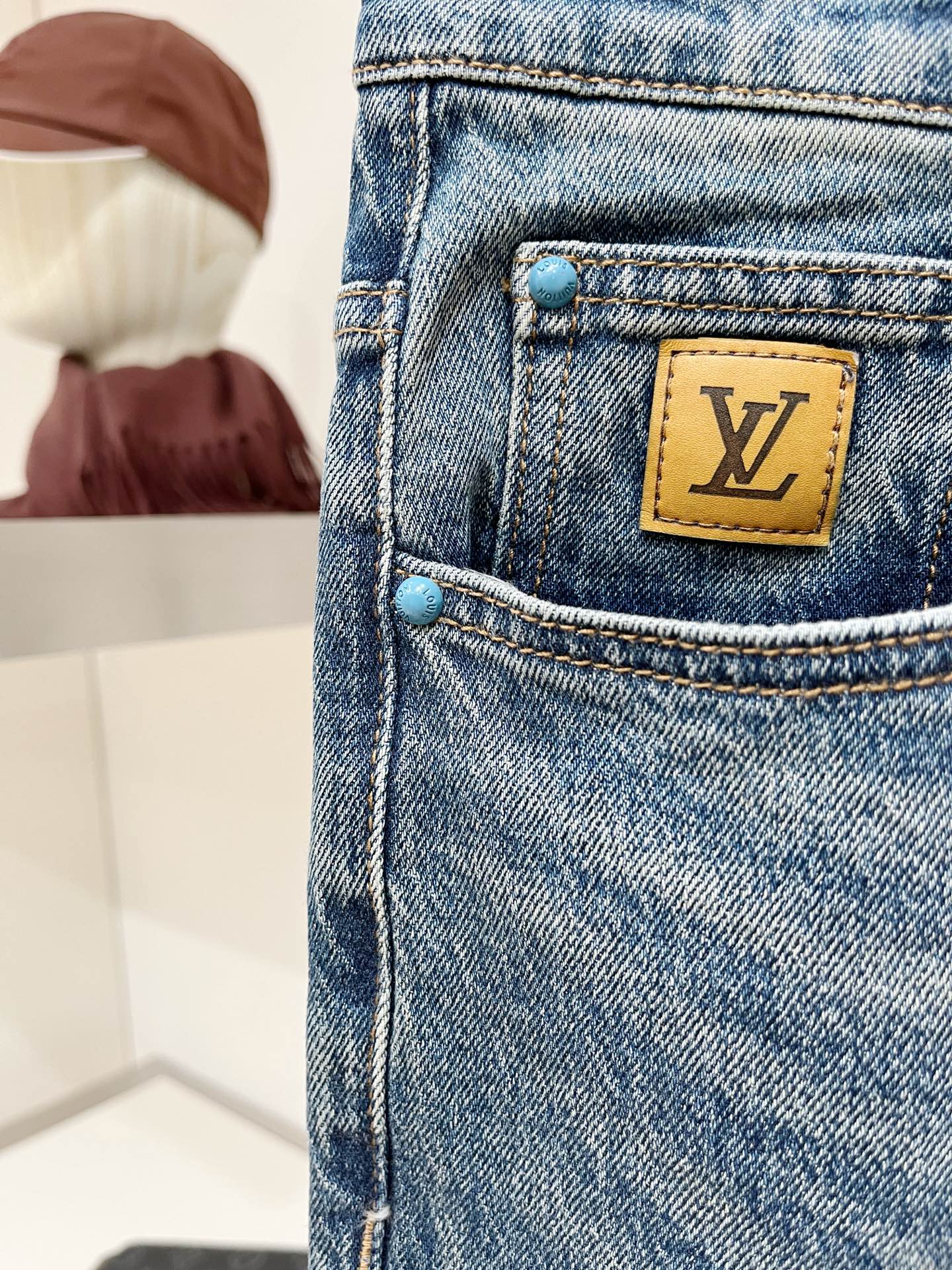LV、2026最新品，专柜同步有售，原单狠货，水洗休闲牛仔裤，进口原版水洗弹力面料，舒适有弹性，原版五金辅料装饰logo