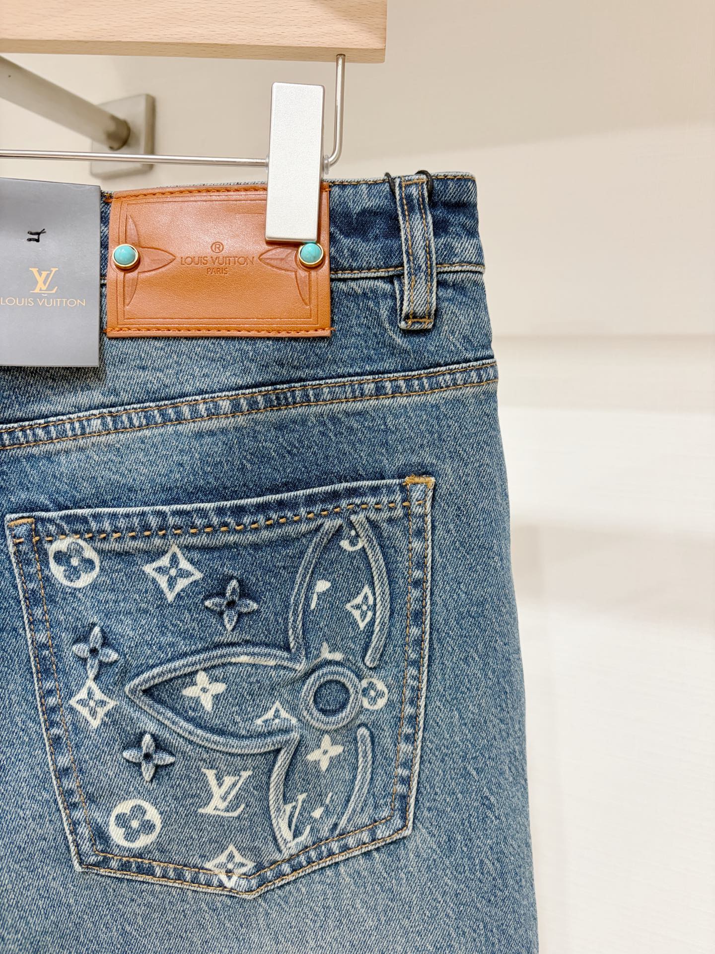 LV、2026最新品，专柜同步有售，原单狠货，水洗休闲牛仔裤，进口原版水洗弹力面料，舒适有弹性，原版五金辅料装饰logo