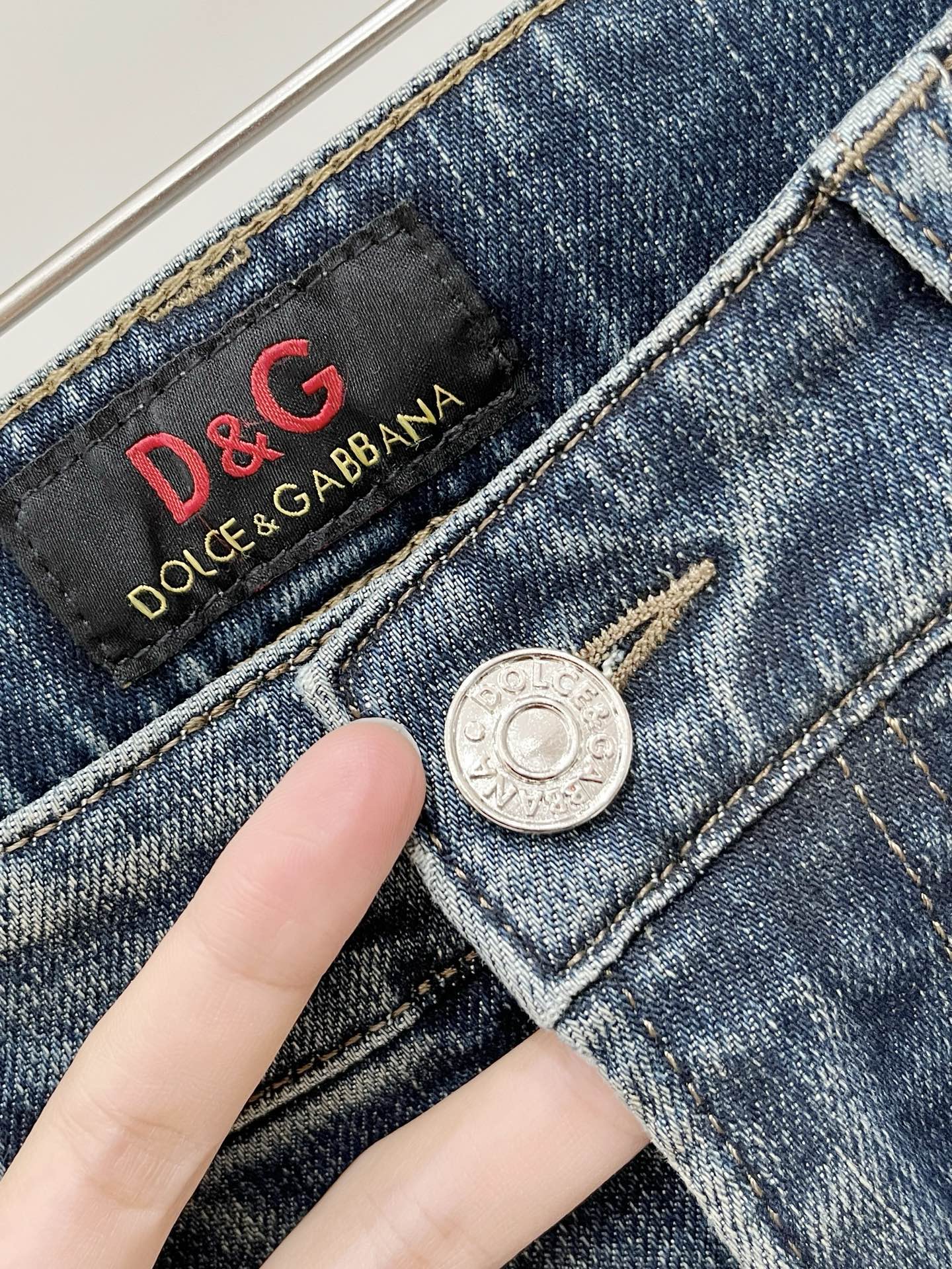 DG、2026最新品，专柜同步有售，原单狠货，水洗休闲牛仔裤，进口原版水洗弹力面料，舒适有弹性，原版五金辅料装饰logo