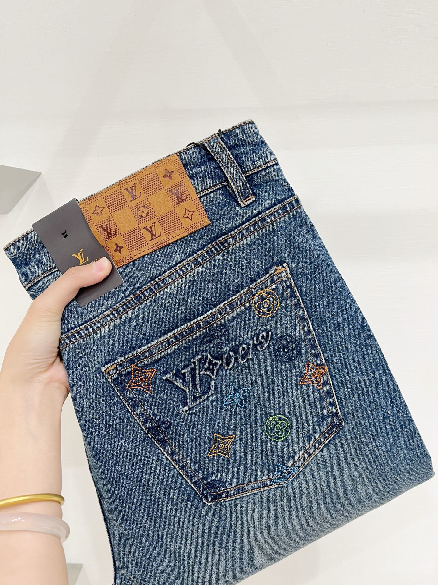 LV、2026最新品，专柜同步有售，原单狠货，水洗休闲牛仔裤，进口原版水洗弹力面料，舒适有弹性，原版五金辅料装饰logo