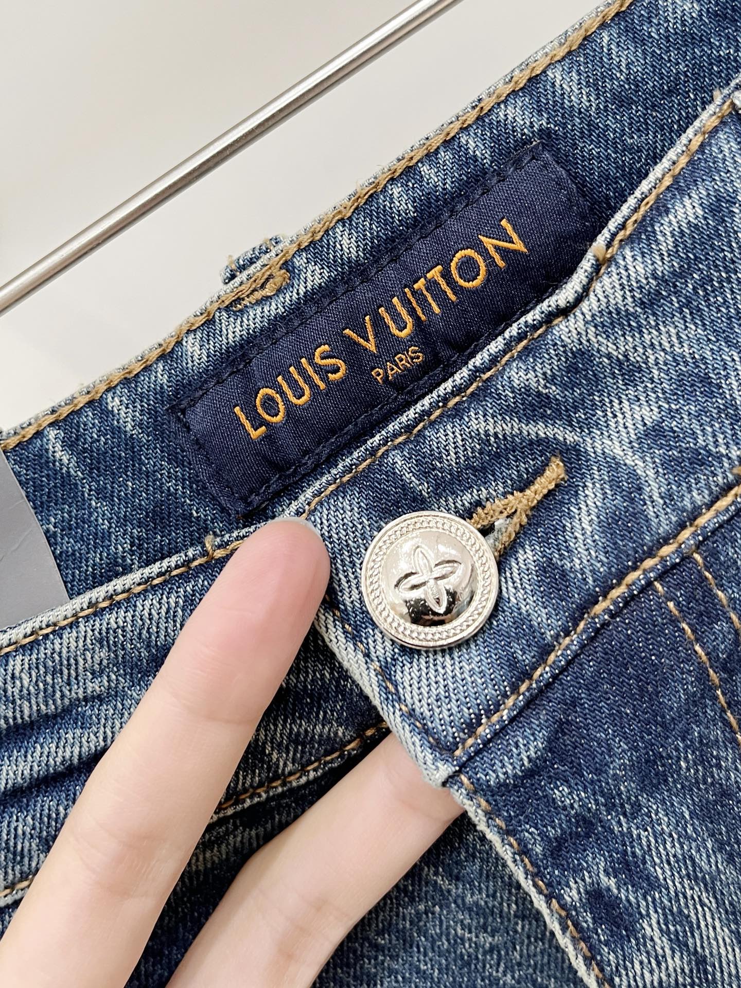 LV、2026最新品，专柜同步有售，原单狠货，水洗休闲牛仔裤，进口原版水洗弹力面料，舒适有弹性，原版五金辅料装饰logo