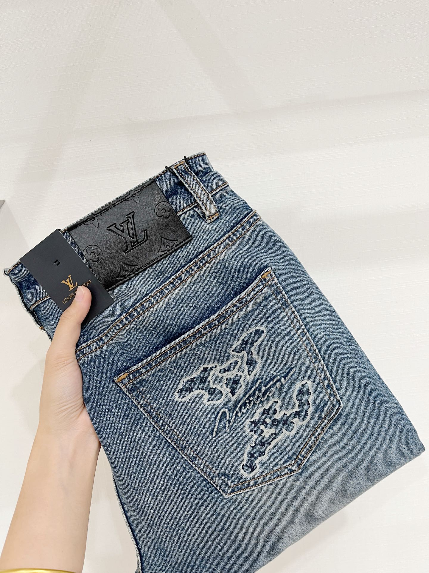 LV、2026最新品，专柜同步有售，原单狠货，水洗休闲牛仔裤，进口原版水洗弹力面料，舒适有弹性，原版五金辅料装饰logo