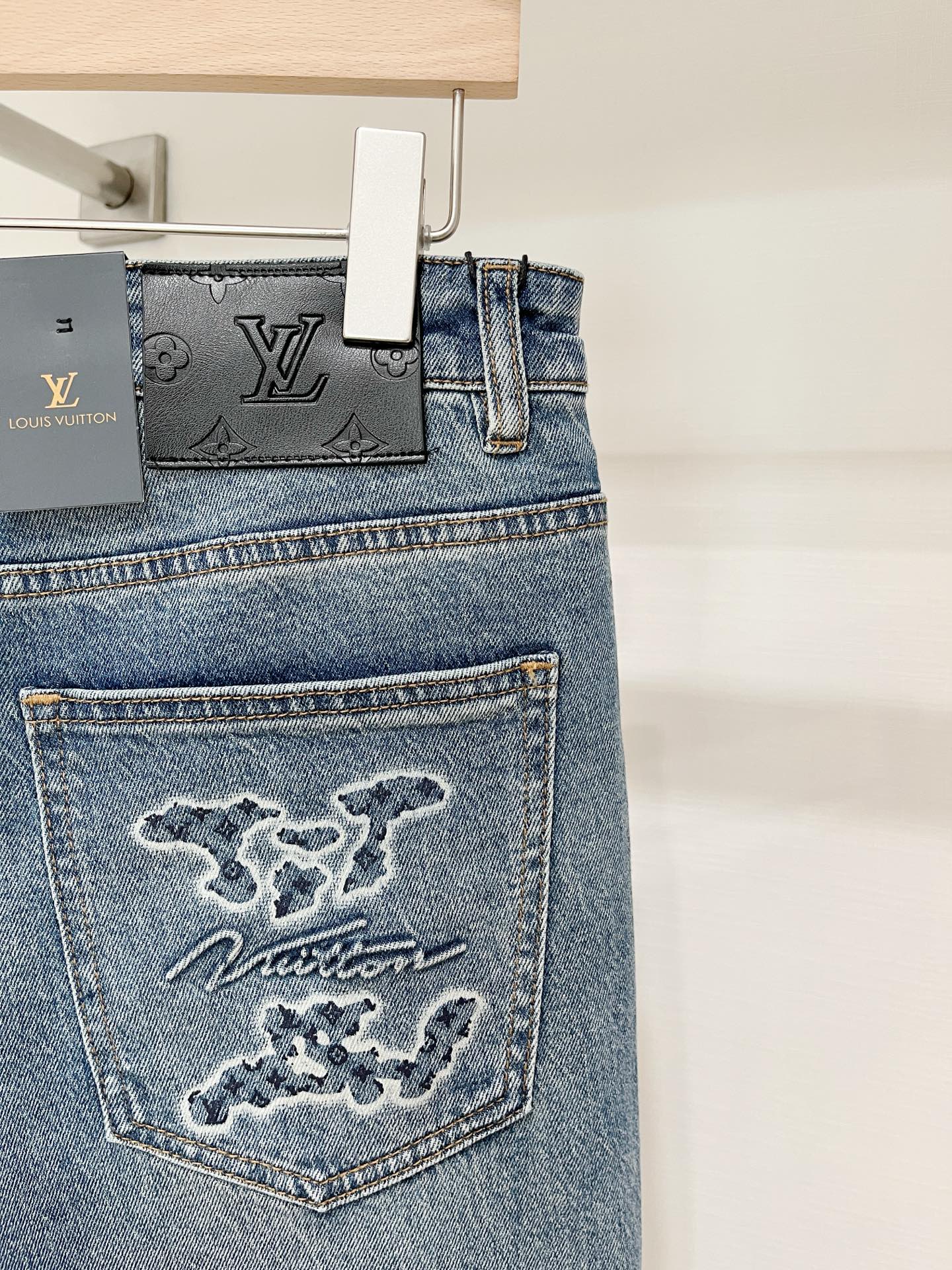 LV、2026最新品，专柜同步有售，原单狠货，水洗休闲牛仔裤，进口原版水洗弹力面料，舒适有弹性，原版五金辅料装饰logo