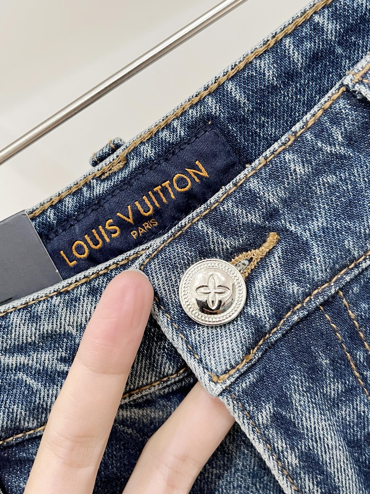 LV、2026最新品，专柜同步有售，原单狠货，水洗休闲牛仔裤，进口原版水洗弹力面料，舒适有弹性，原版五金辅料装饰logo