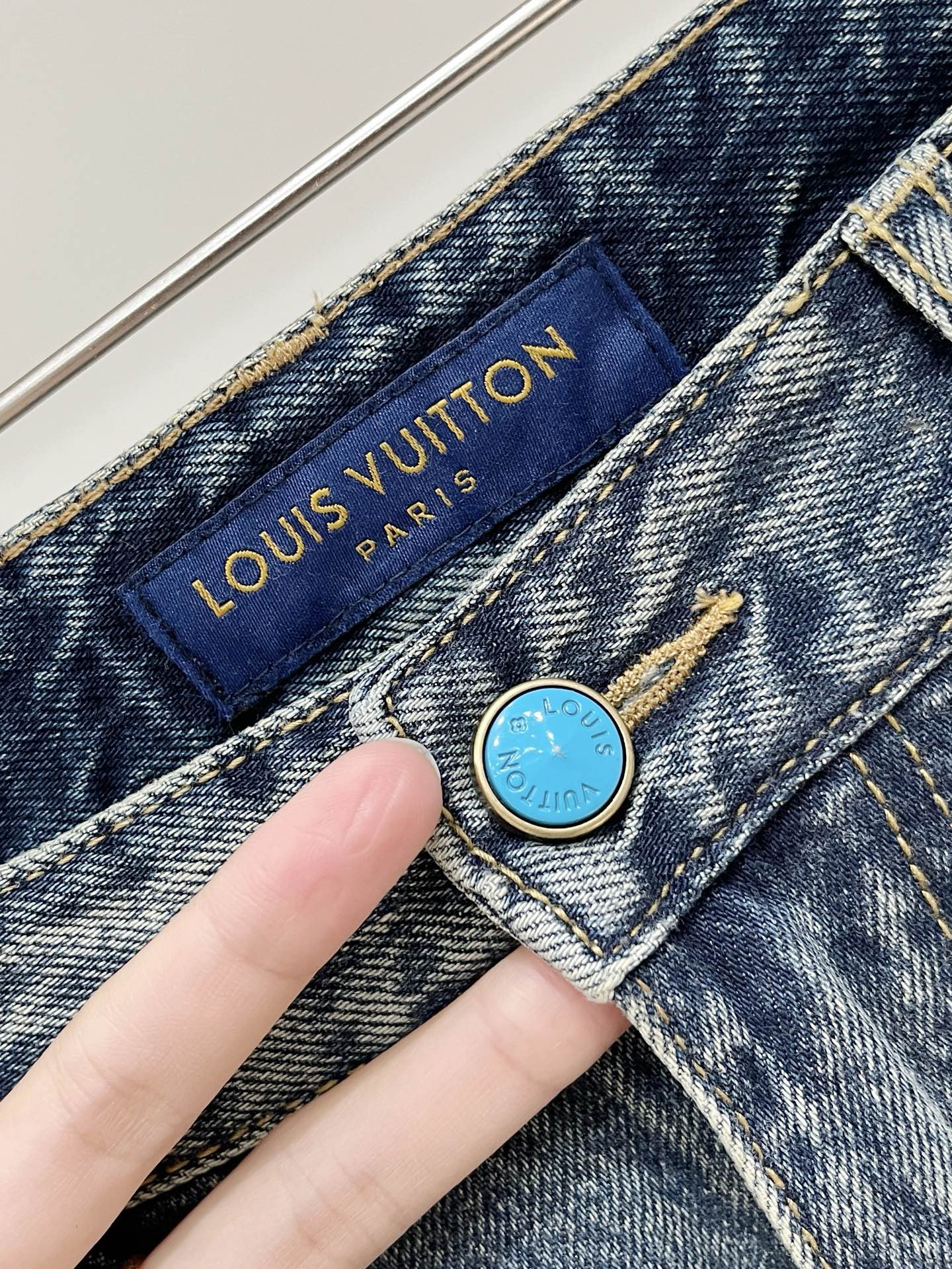 LV、2026最新品，专柜同步有售，原单狠货，水洗休闲牛仔裤，进口原版水洗弹力面料，舒适有弹性，原版五金辅料装饰logo