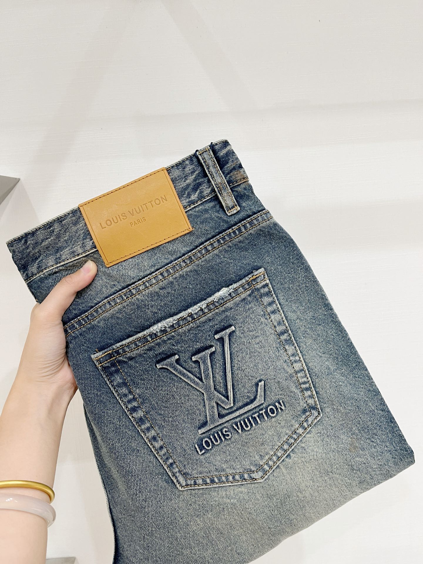 LV、2026最新品，专柜同步有售，原单狠货，水洗休闲牛仔裤，进口原版水洗弹力面料，舒适有弹性，原版五金辅料装饰logo