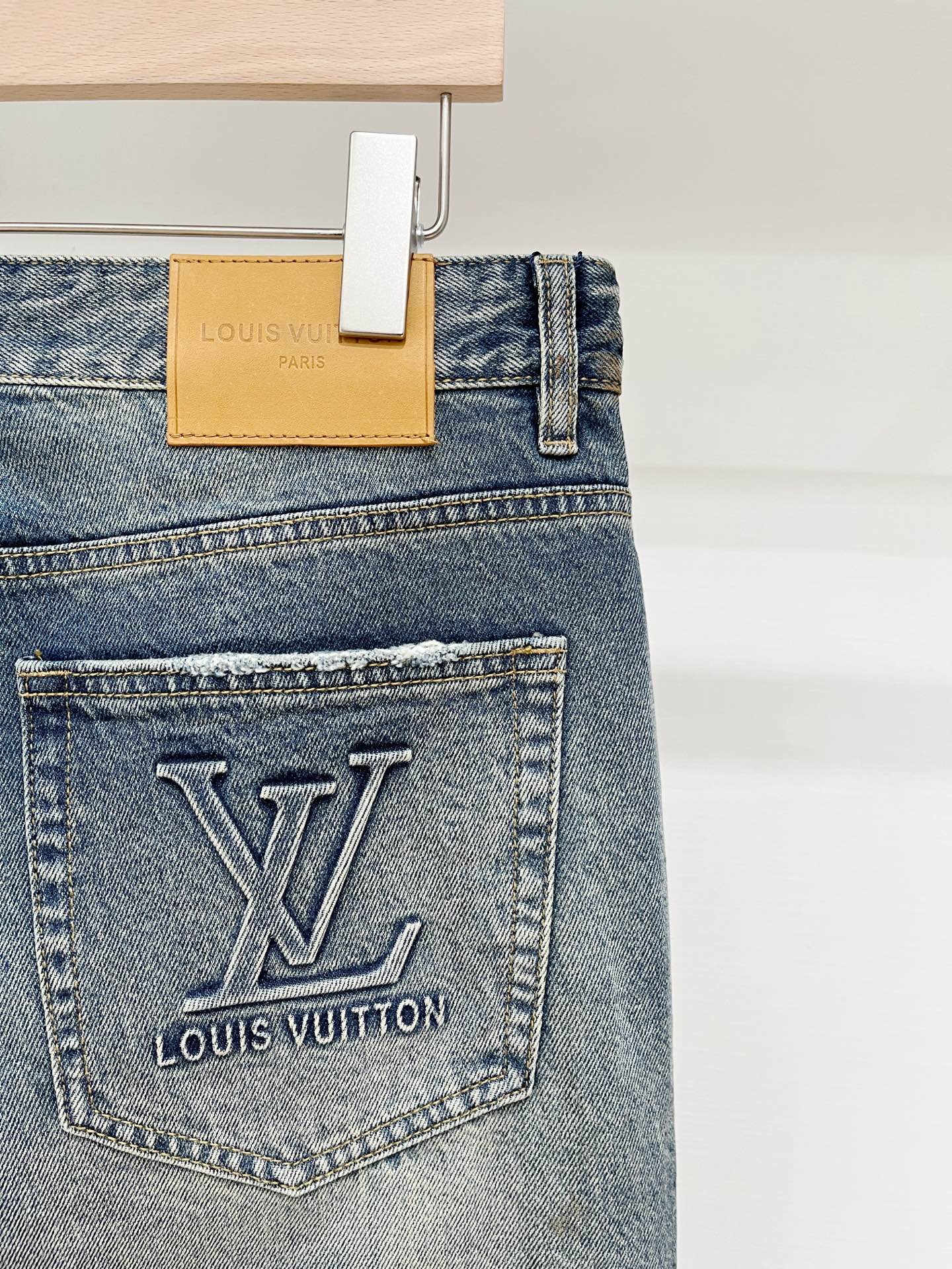 LV、2026最新品，专柜同步有售，原单狠货，水洗休闲牛仔裤，进口原版水洗弹力面料，舒适有弹性，原版五金辅料装饰logo