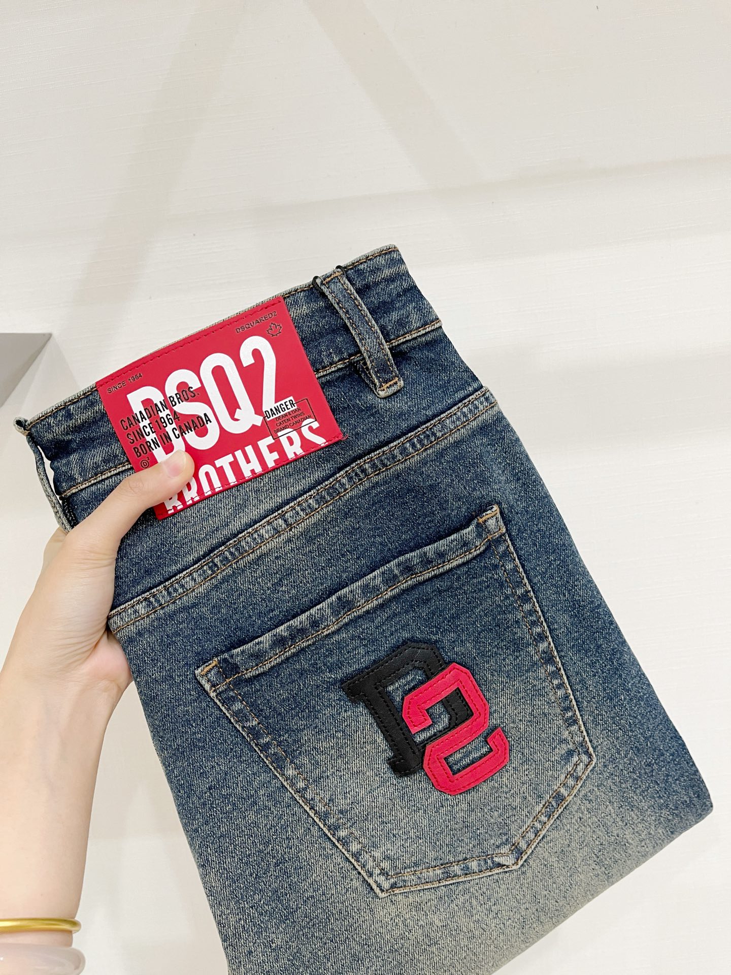 DSQUARED2、2026最新品，专柜同步有售，原单狠货，水洗休闲牛仔裤，进口原版水洗弹力面料，舒适有弹性，原版五金辅