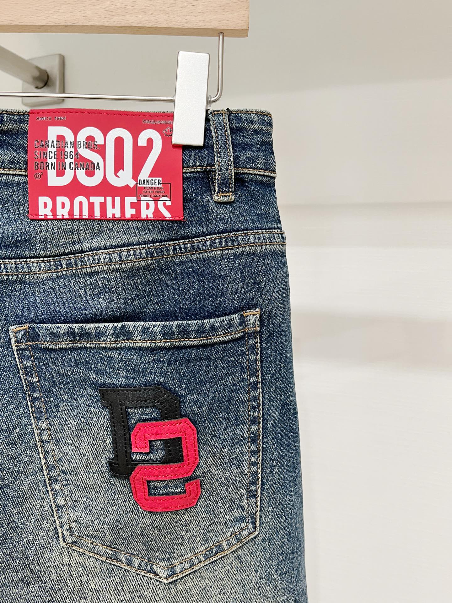 DSQUARED2、2026最新品，专柜同步有售，原单狠货，水洗休闲牛仔裤，进口原版水洗弹力面料，舒适有弹性，原版五金辅