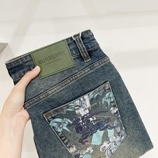 巴宝莉、2026最新品,专柜同步有售,原单狠货,水洗休闲牛仔裤,进口原版水洗弹力面料,舒适有弹性,原版五金辅料装饰log 巴宝莉、2026最新品,专柜同步有售,原单狠货,水洗休闲牛仔裤,进口原版水洗弹力面料,舒适有弹性,原版五金辅料装饰log