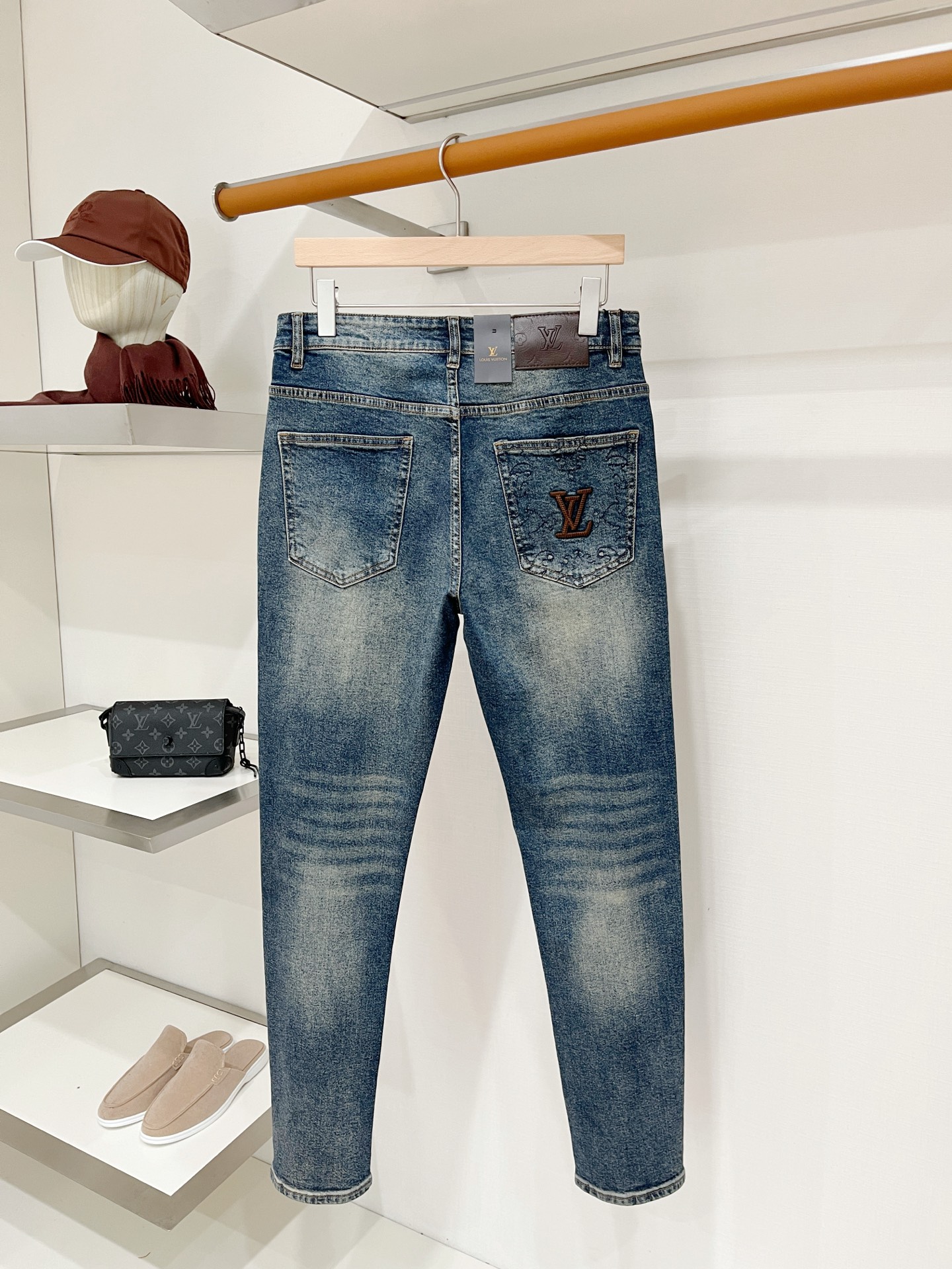 LV、2026最新品，专柜同步有售，原单狠货，水洗休闲牛仔裤，进口原版水洗弹力面料，舒适有弹性，原版五金辅料装饰logo