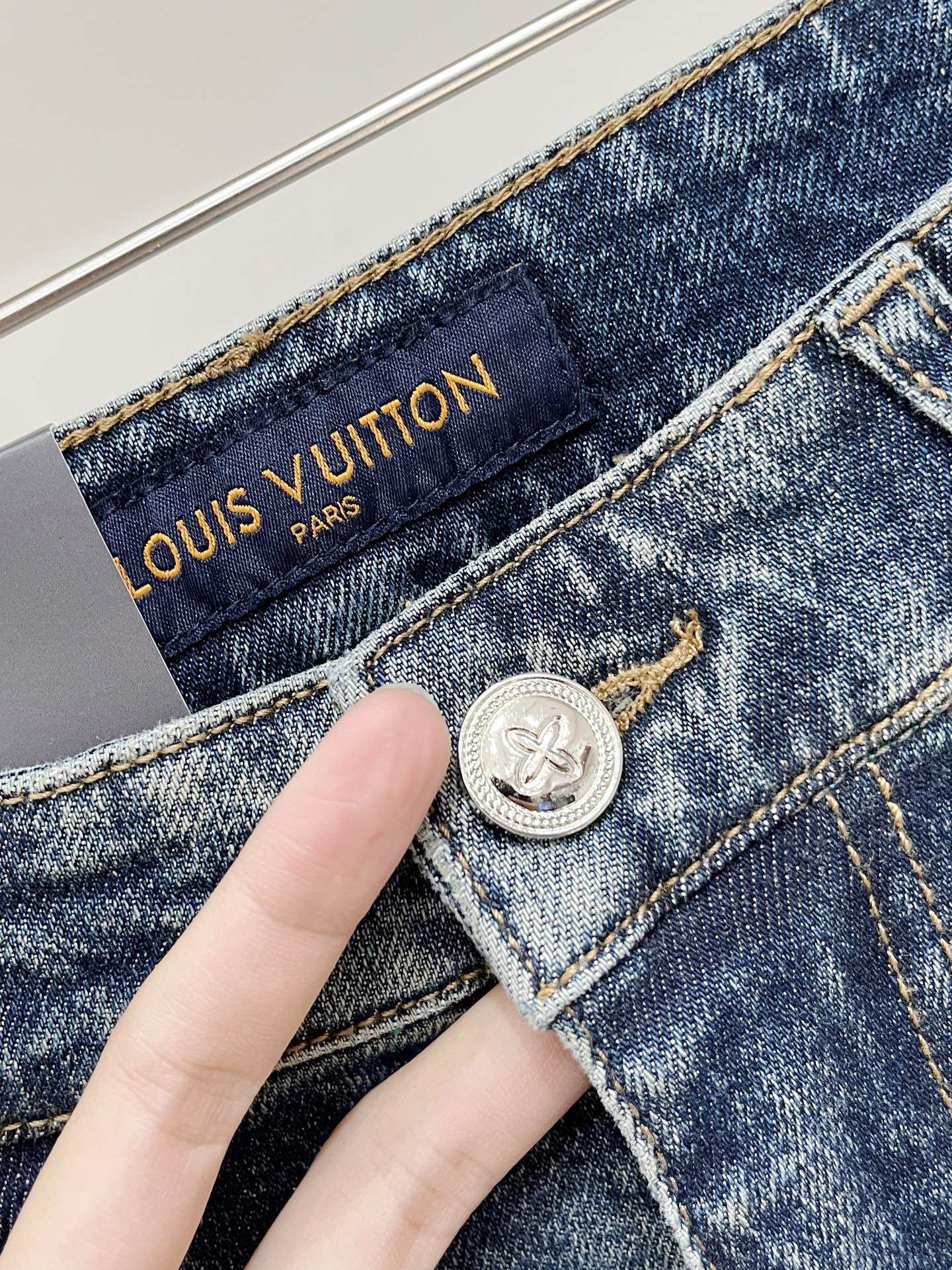 LV、2026最新品，专柜同步有售，原单狠货，水洗休闲牛仔裤，进口原版水洗弹力面料，舒适有弹性，原版五金辅料装饰logo