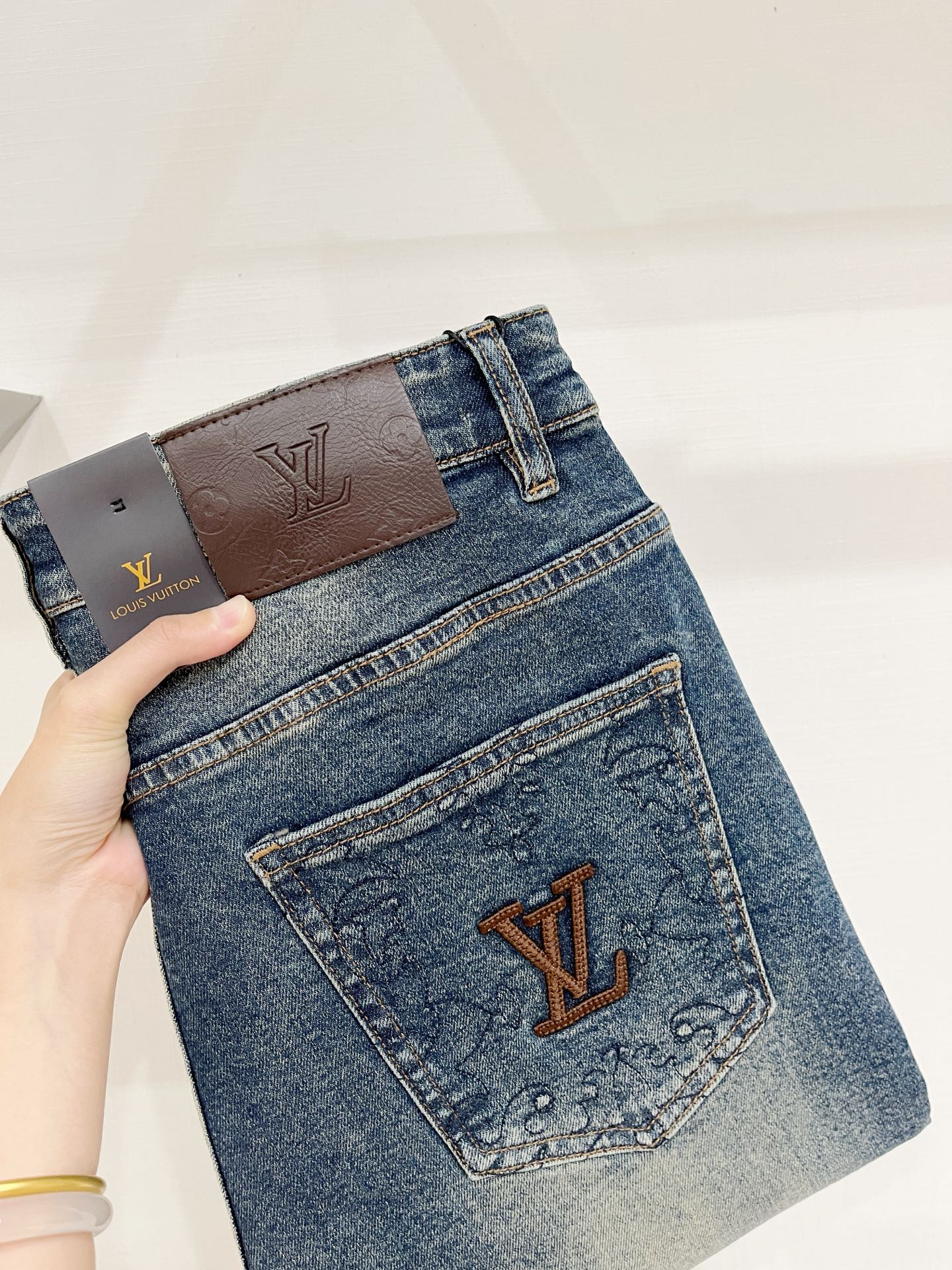 LV、2026最新品，专柜同步有售，原单狠货，水洗休闲牛仔裤，进口原版水洗弹力面料，舒适有弹性，原版五金辅料装饰logo