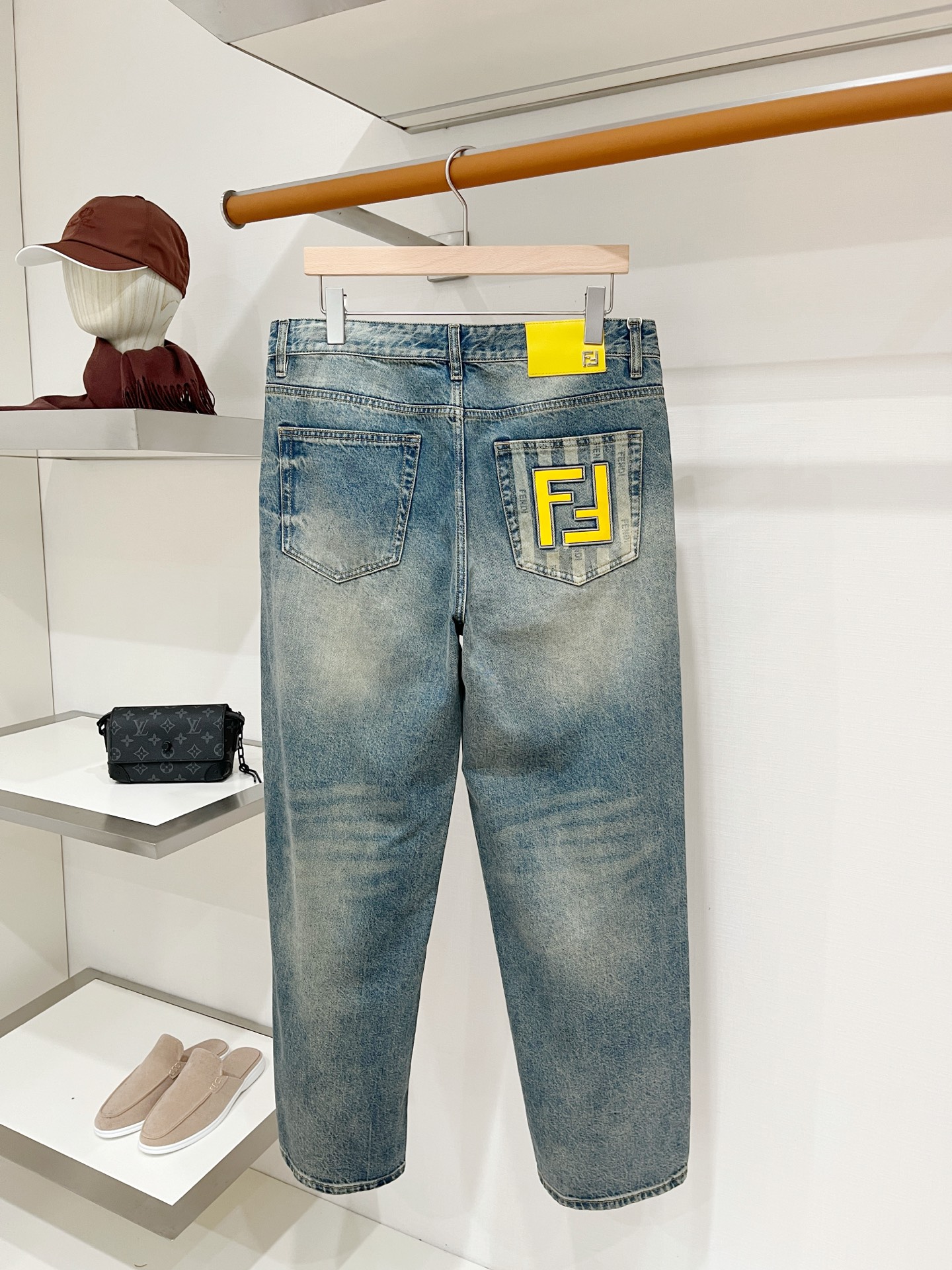 芬迪、2026最新品，专柜同步有售，原单狠货，水洗休闲牛仔裤，进口原版水洗弹力面料，舒适有弹性，原版五金辅料装饰logo
