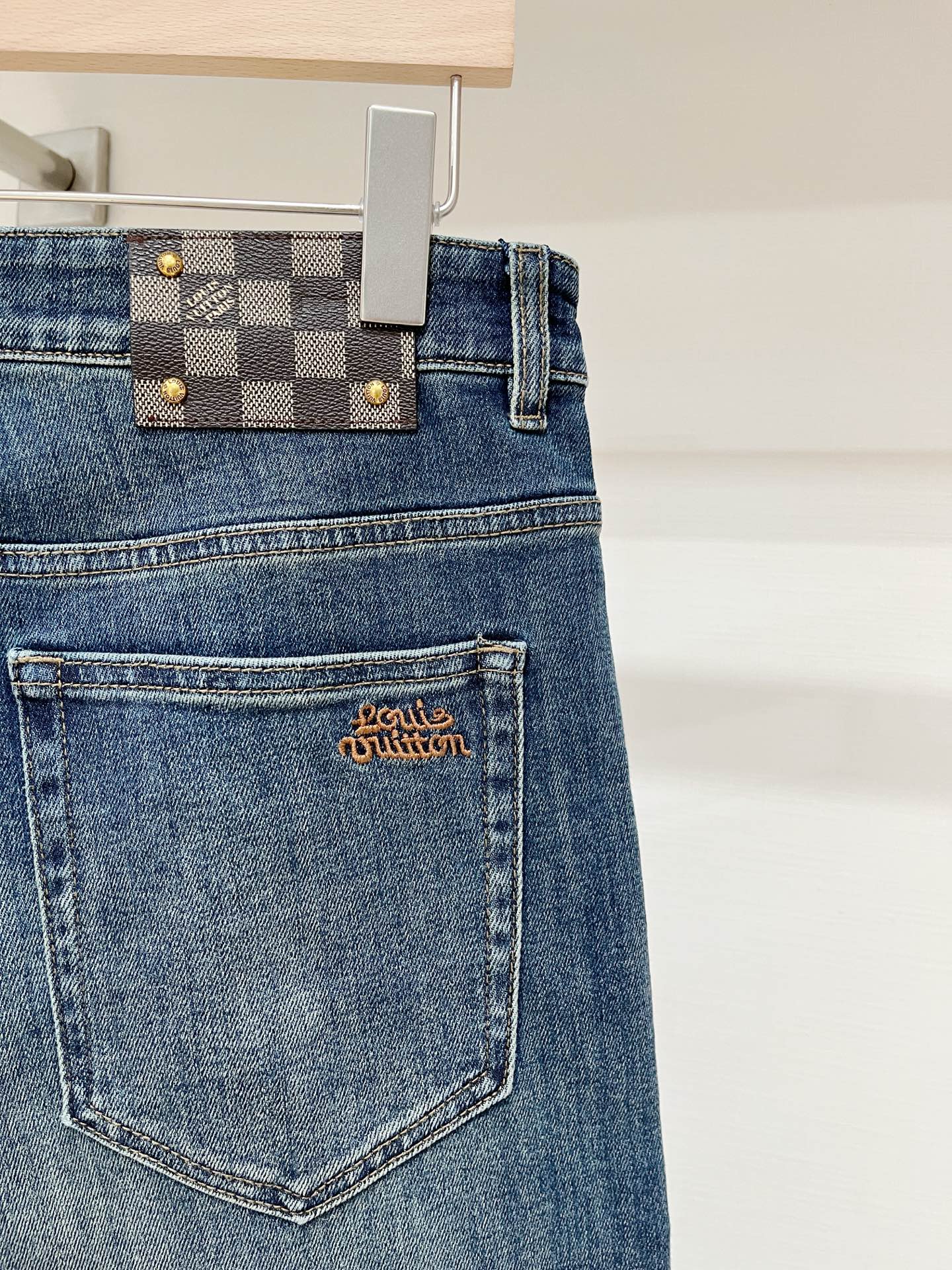 LV、2026最新品，专柜同步有售，原单狠货，水洗休闲牛仔裤，进口原版水洗弹力面料，舒适有弹性，原版五金辅料装饰logo